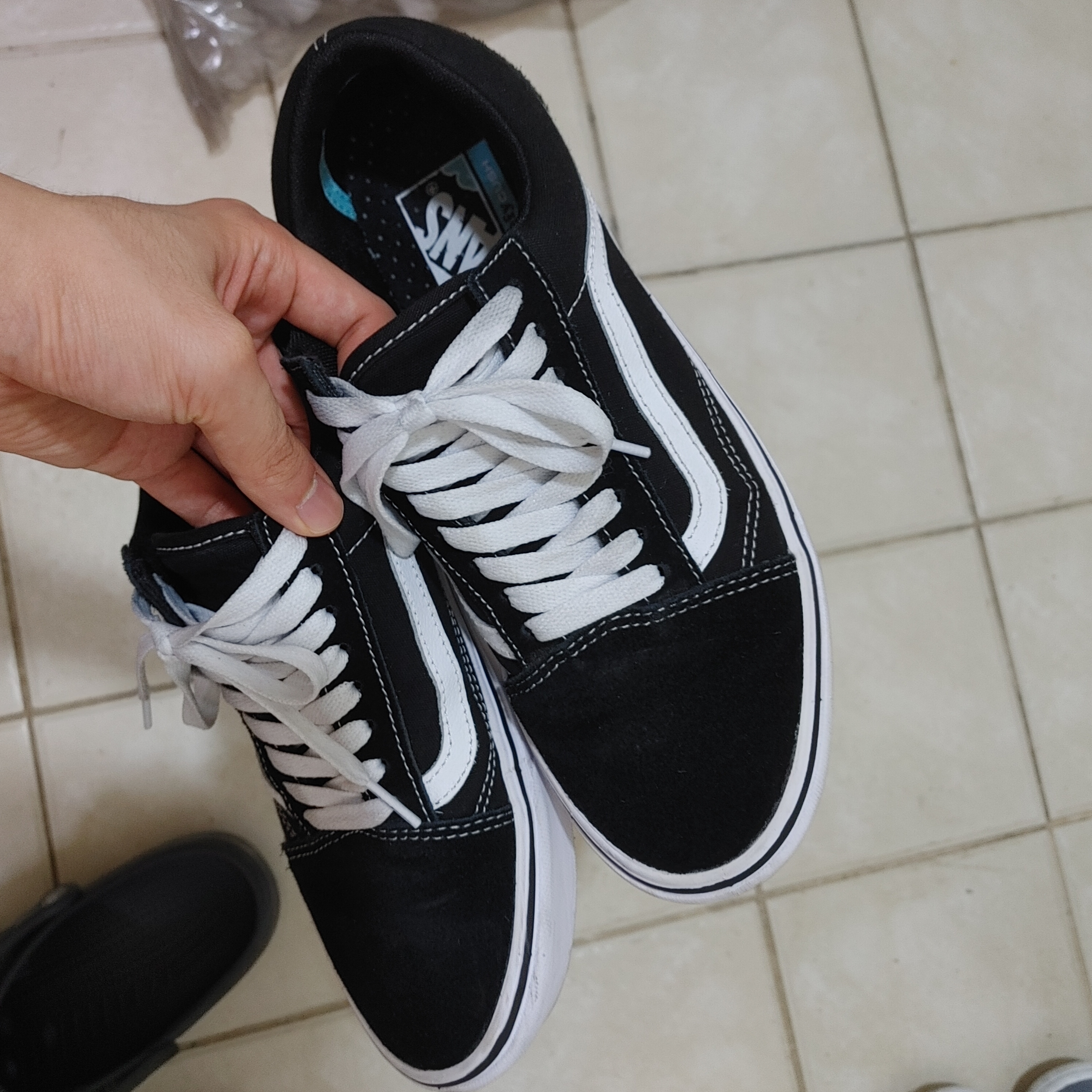 Vans ComfyCush Old Skool Black True white 착용 스타일