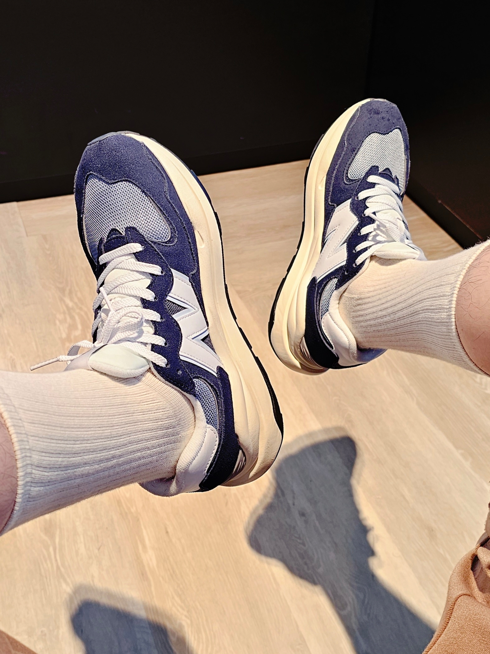 New Balance 5740 Navy 착용 스타일 - 2