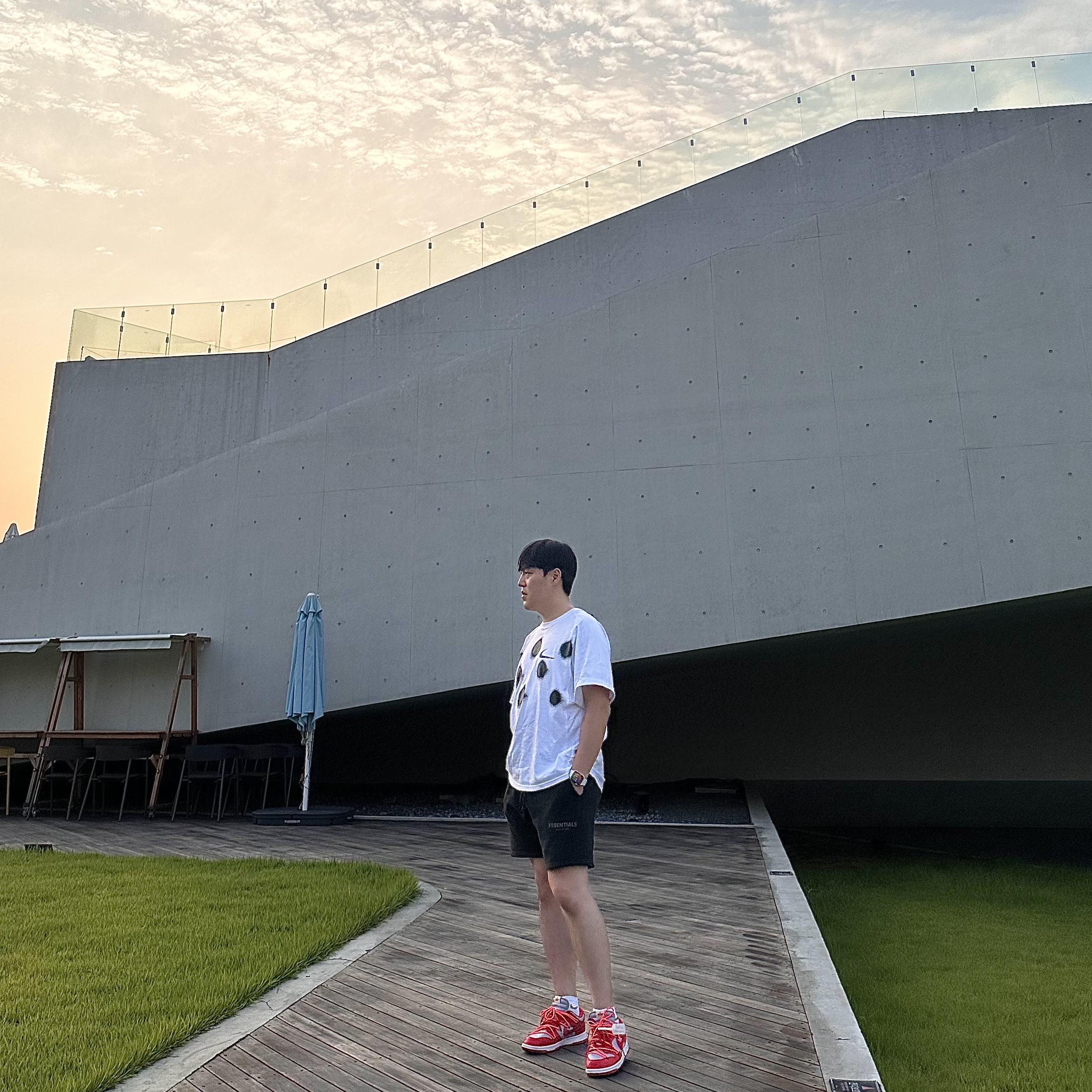Nike x Off-White NRG Short Sleeve T-Shirt White, Essentials The Core Collection Sweatshorts Black 착용 스타일 - 3