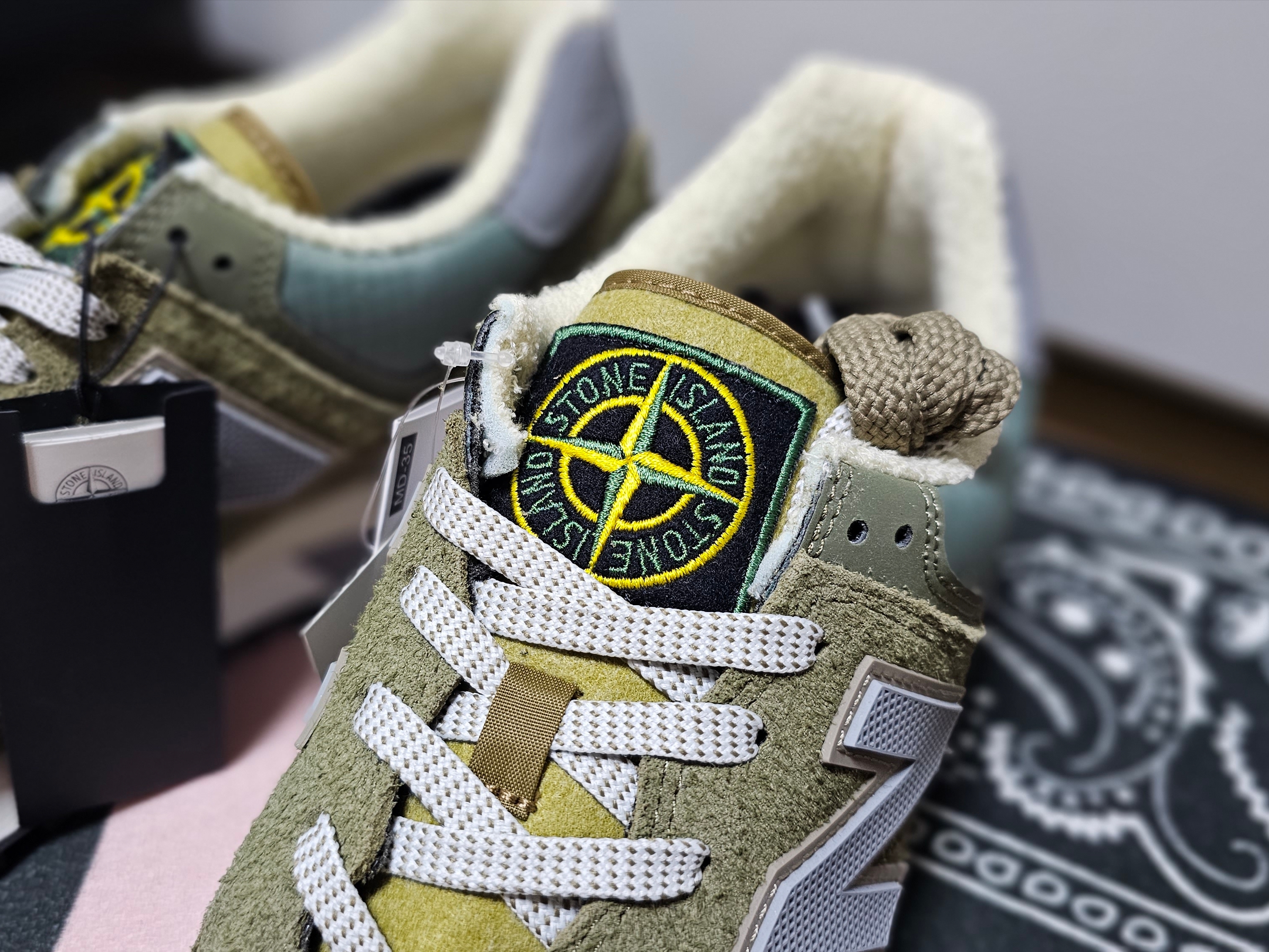 New Balance x Stone Island 574 Legacy Green 착용 스타일 - 2