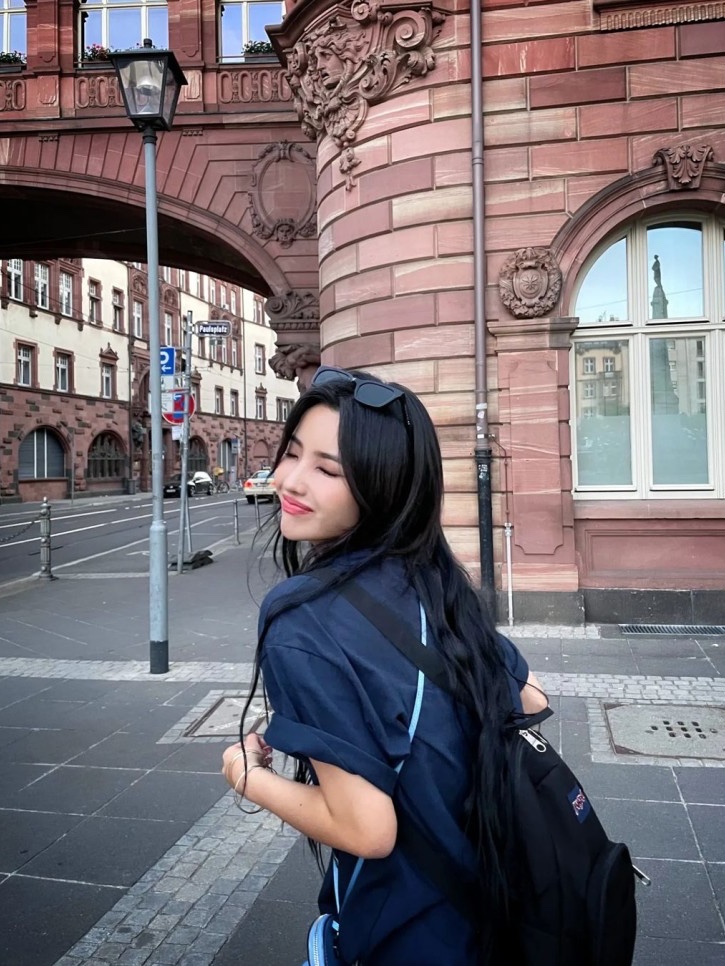 Jansport Half Pint Mini Backpack Black 착용 스타일