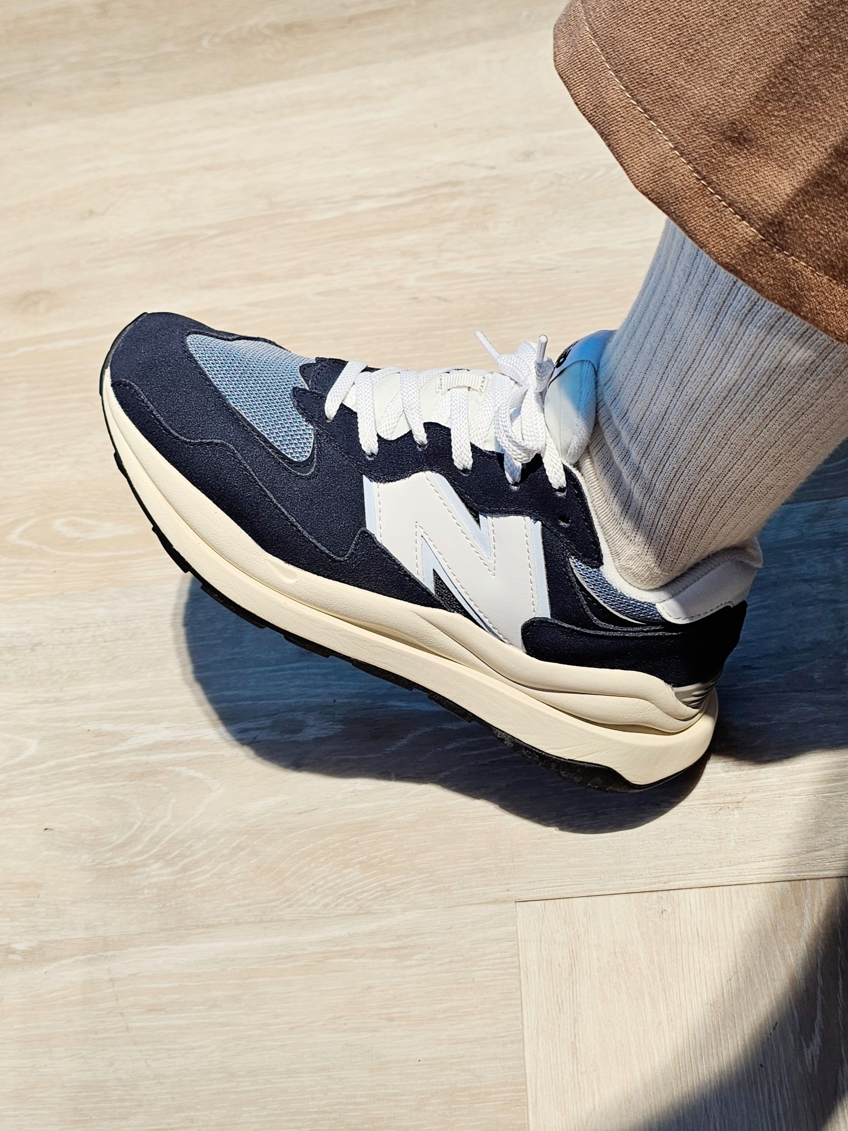 New Balance 5740 Navy 착용 스타일 - 5