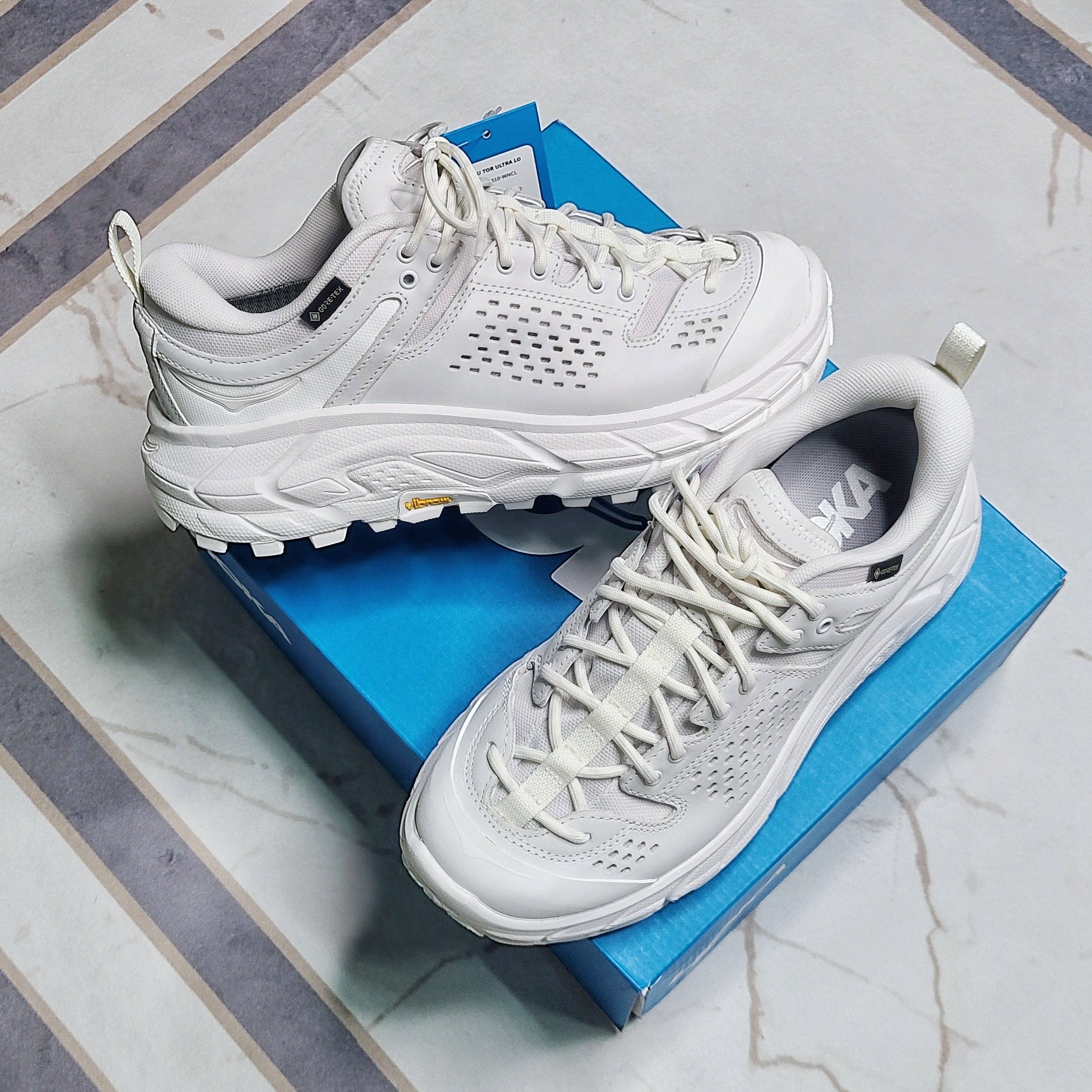 Hoka Tor Ultra Low White 착용 스타일 - 1