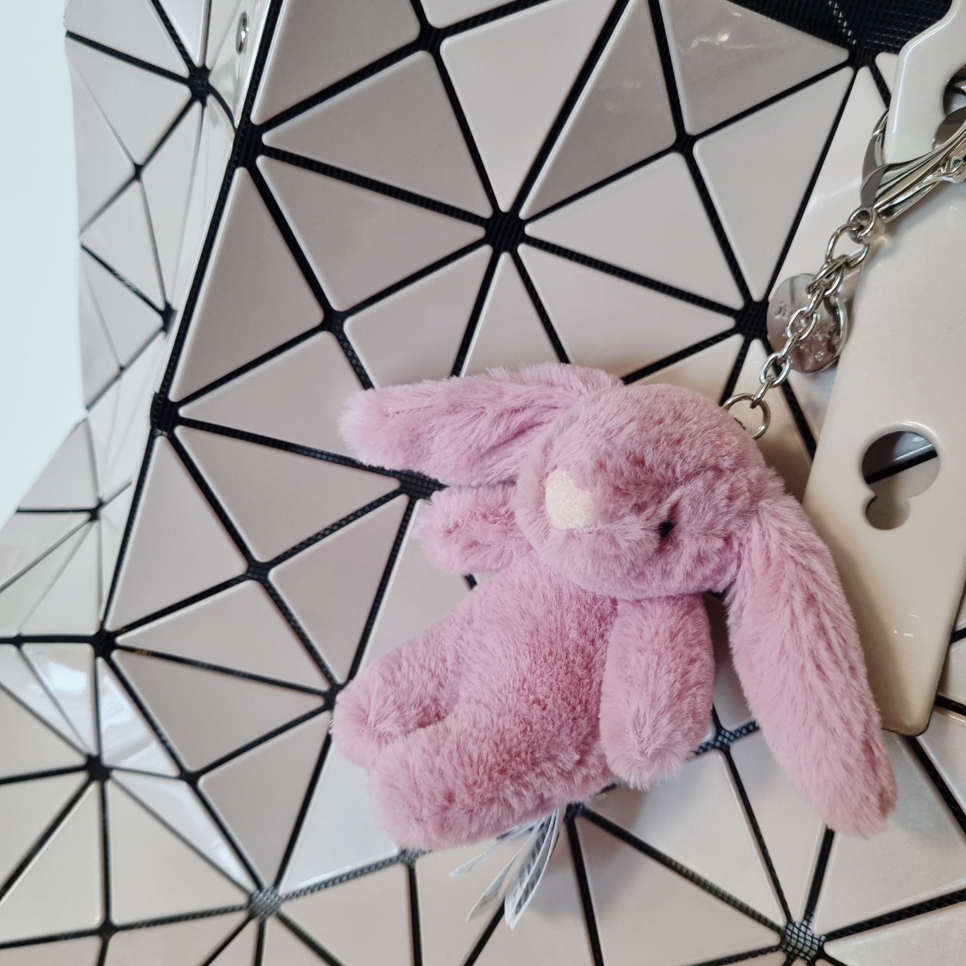 Jellycat Bashful Bunny Bag Charm Tulip 착용 스타일 - 5