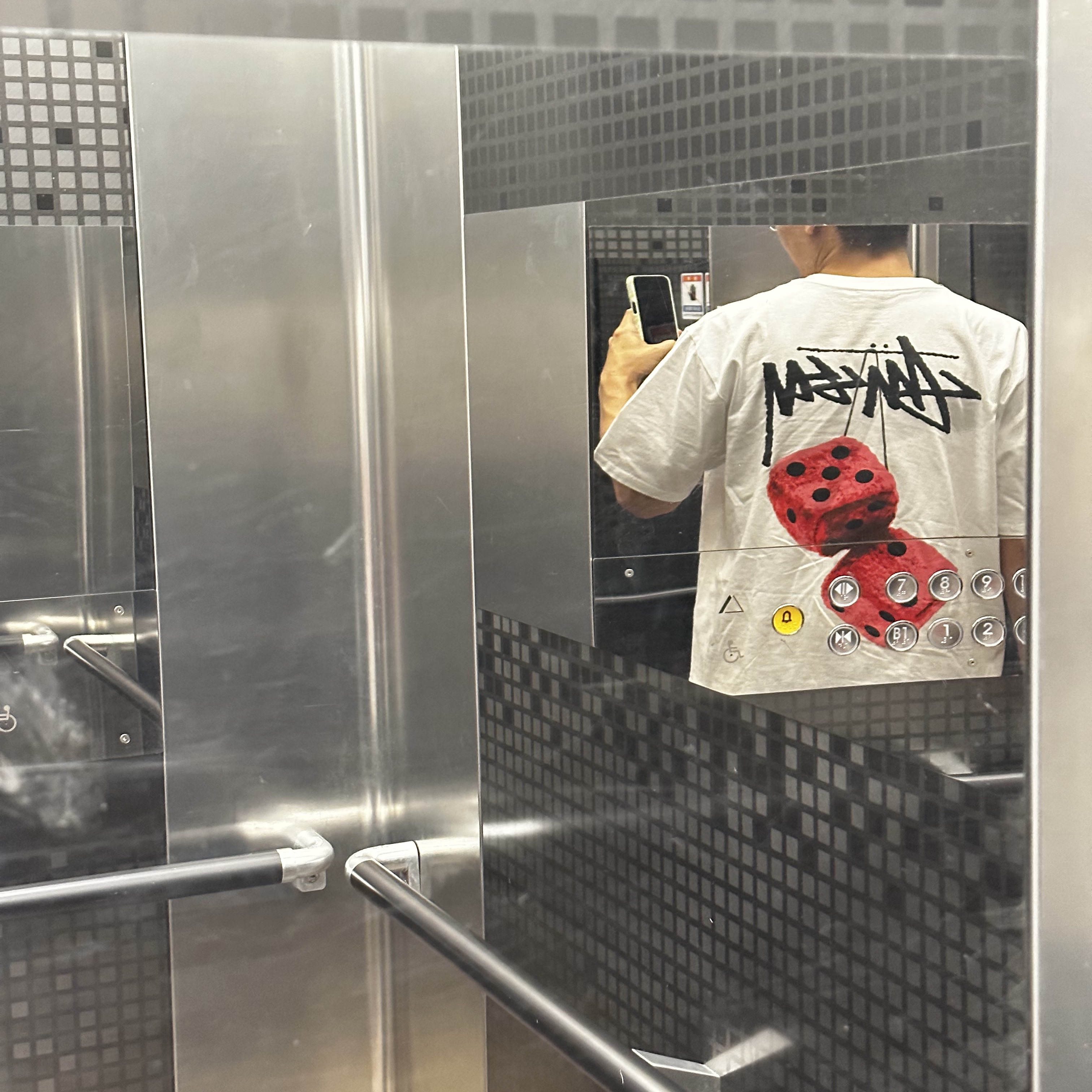 Stussy Fuzzy Dice T-Shirt White 착용 스타일