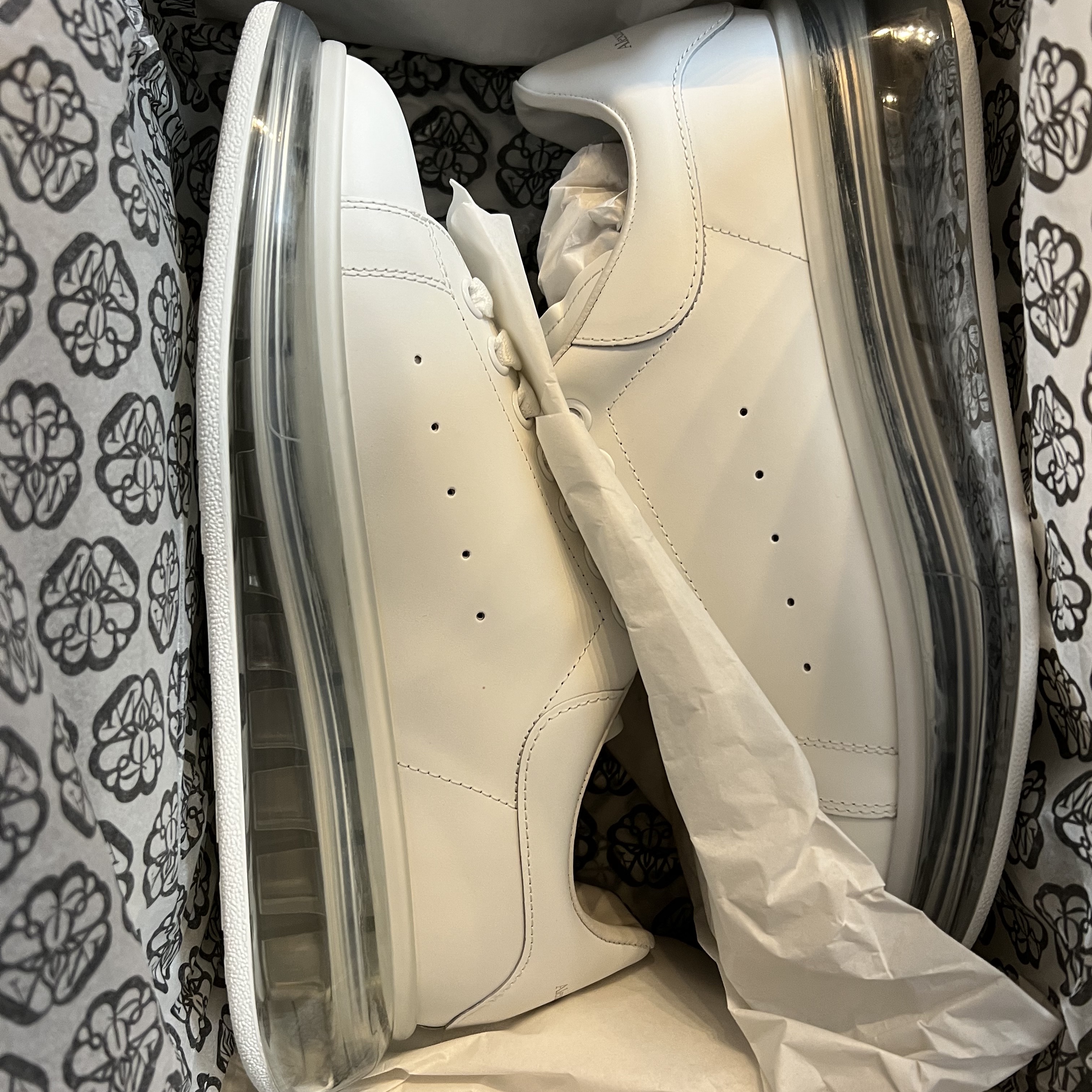 Alexander McQueen Oversized Sneakers Clear Sole White 착용 스타일