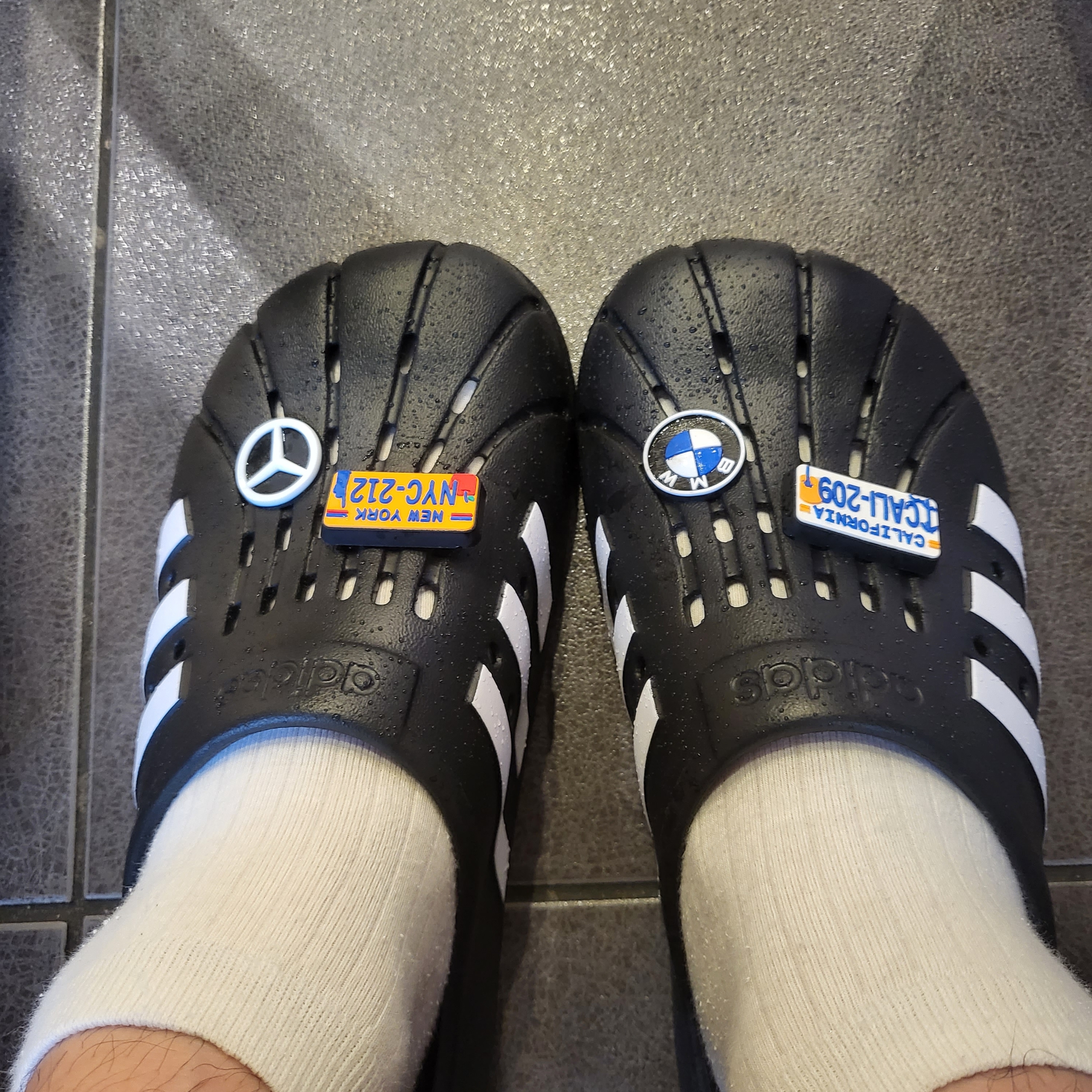 Adidas Adilette Clog Black White 착용 스타일