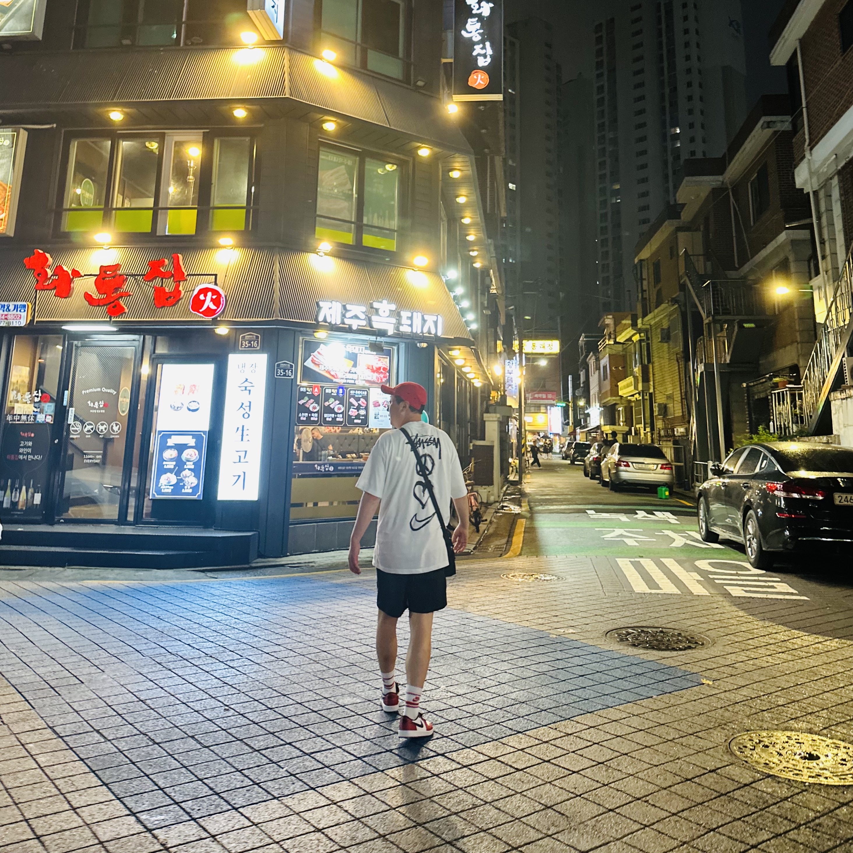 Nike x Undercover NRG AW84 TC Adjustable Cap Red, Nike x Stussy NRG RA T-Shirt Summit White (DM4943-121) 착용 스타일 - 3