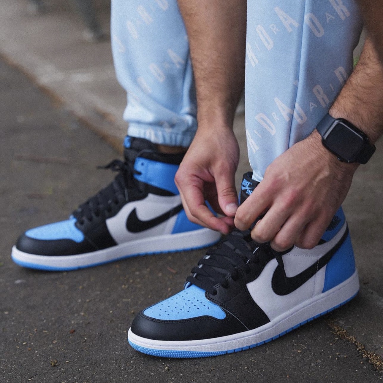 Jordan 1 Retro High OG University Blue 착용 스타일 - 3