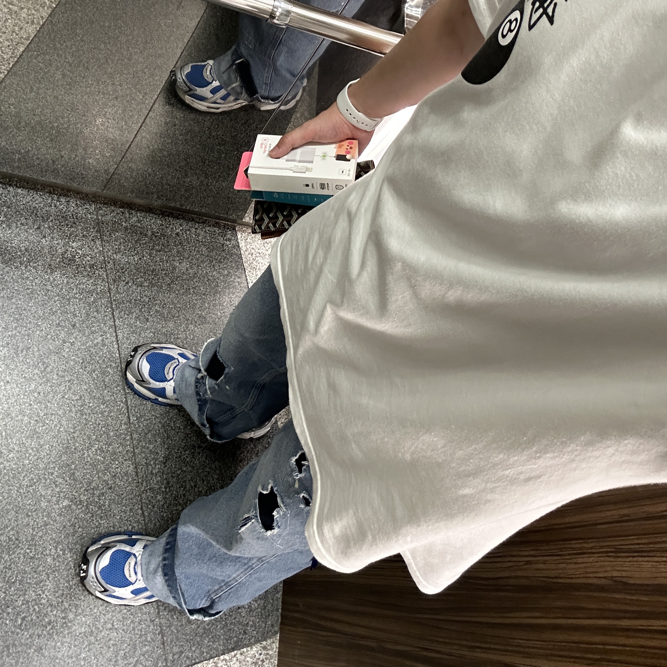 Stussy 8 Ball T-Shirt White - 22SS, Balenciaga Runner Sneakers Blue White 착용 스타일