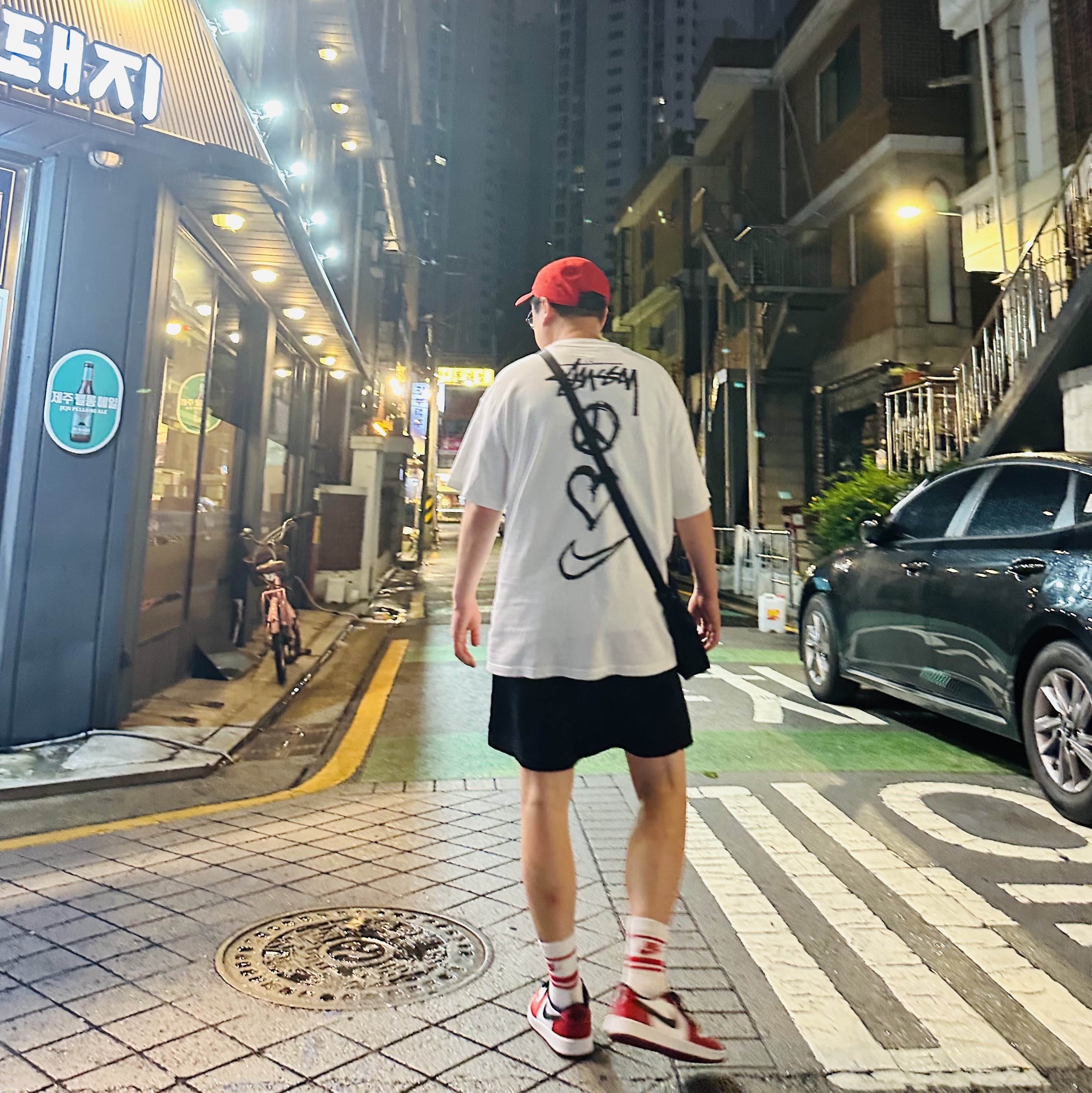 Nike x Undercover NRG AW84 TC Adjustable Cap Red, Nike x Stussy NRG RA T-Shirt Summit White (DM4943-121) 착용 스타일 - 1