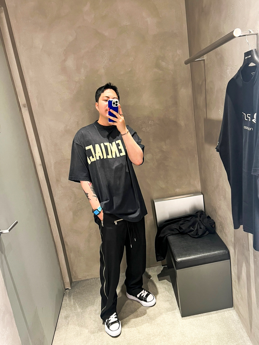 Balenciaga Tape Type Medium Fit T-Shirt Faded Black, Maison Mihara Yasuhiro Peterson OG Sole Canvas Low Sneakers Black 착용 스타일 - 1