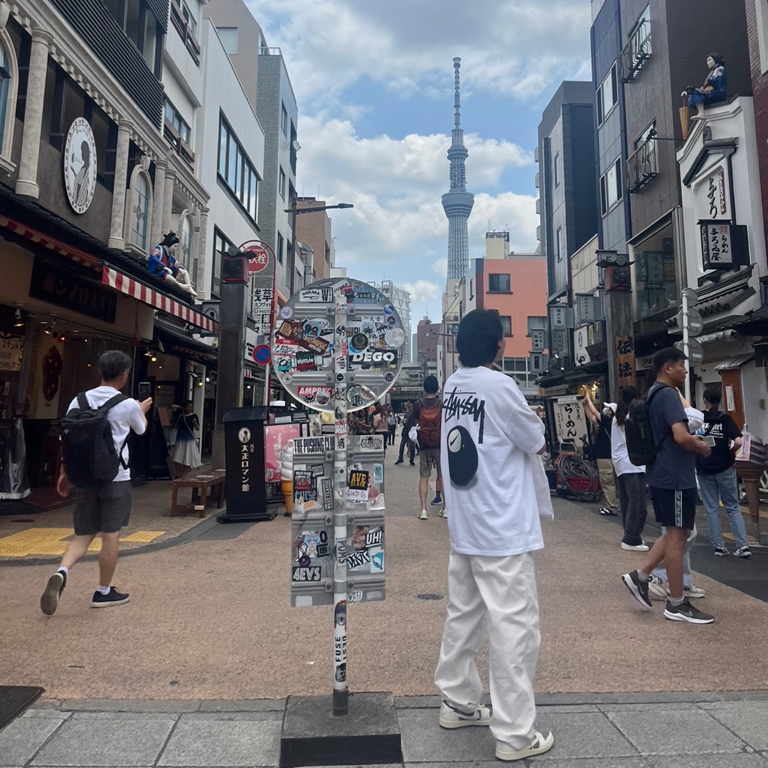 Nike x Stussy NRG FL SS 8 Ball T-Shirt White (DO9322-100), Jordan 1 x Travis Scott Retro Low OG SP Sail and Ridgerock 착용 스타일
