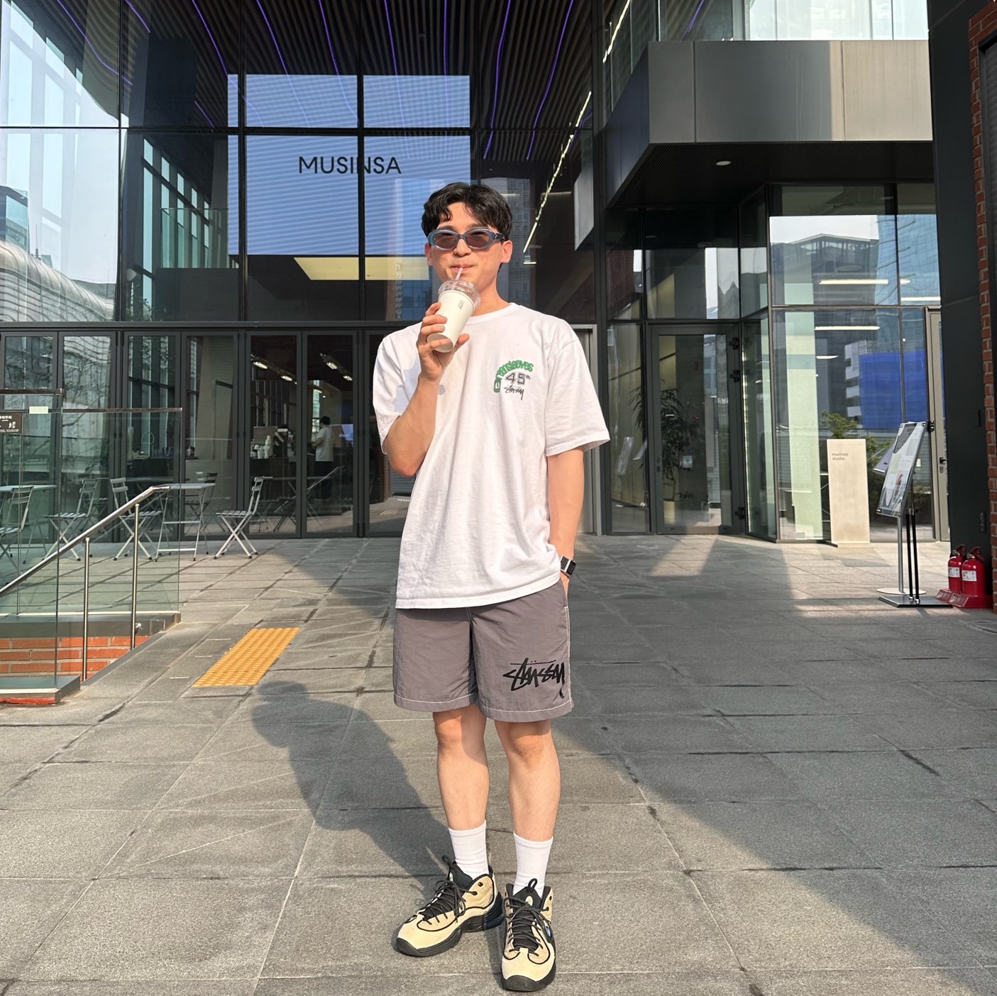 Stussy Greensleeves 45 T-Shirt White, Stussy x Our Legacy Work Shop Water Shorts Charcoal 착용 스타일 - 2