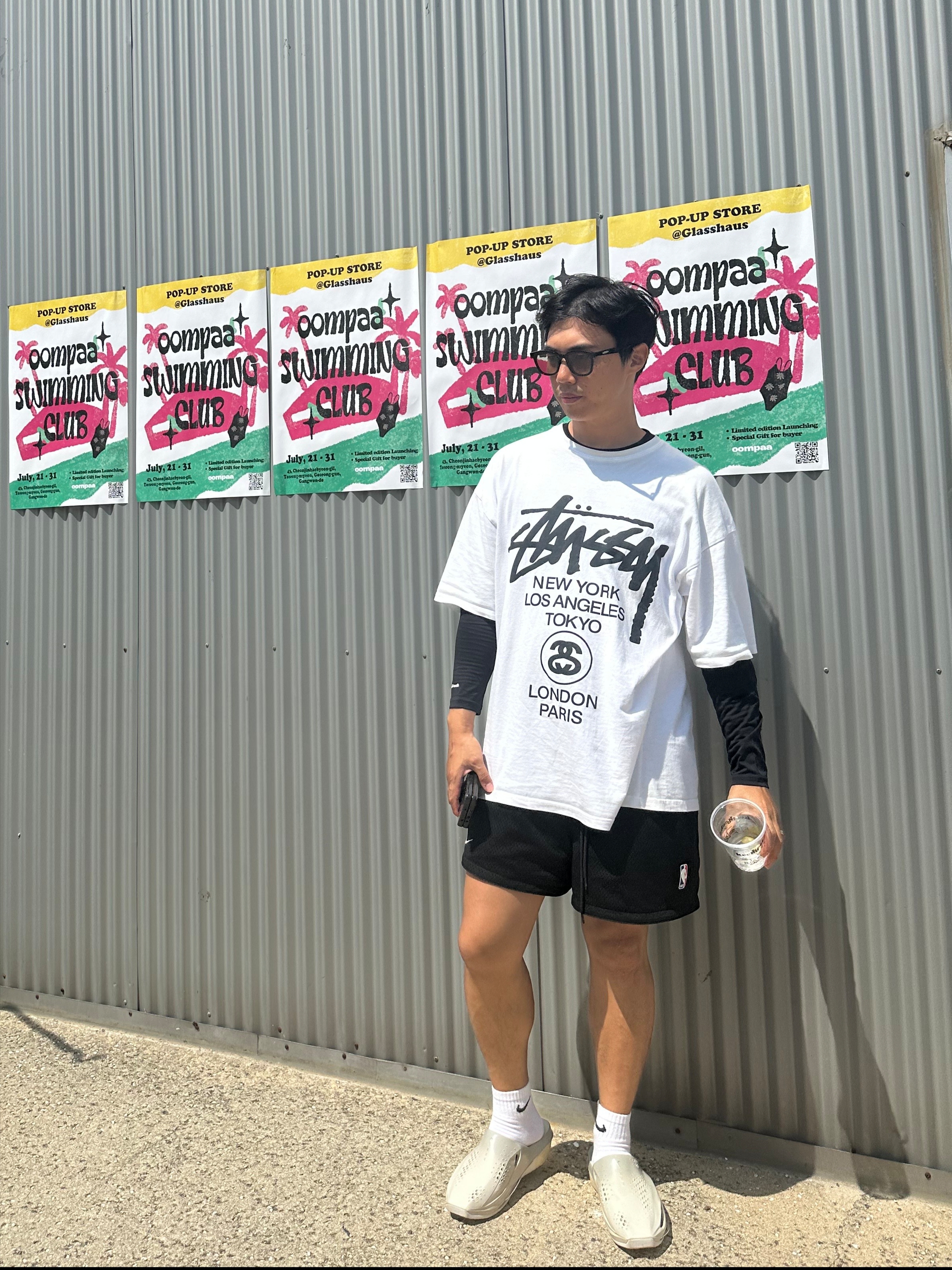 Stussy Tour T-Shirt White, Nike x Fear of God Basketball Shorts Off Noir 착용 스타일
