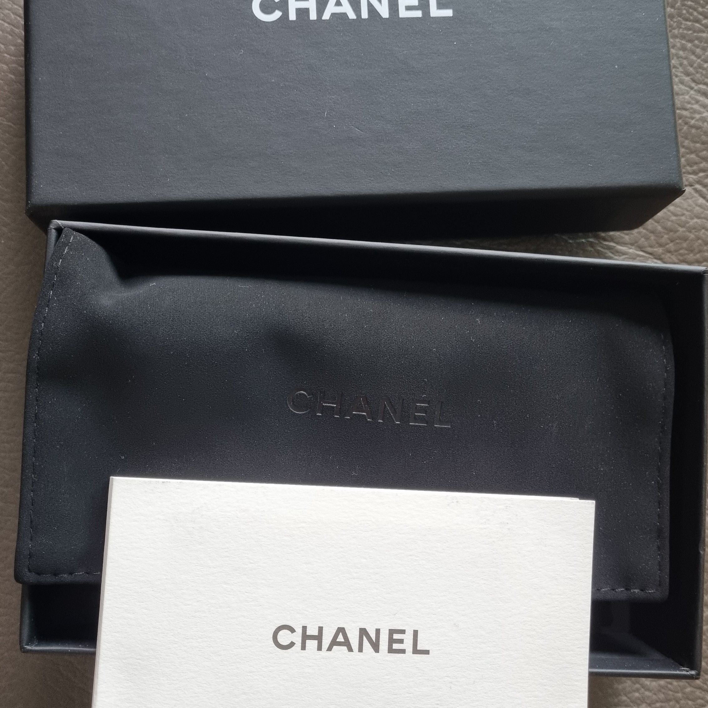 Chanel Classic Zipped Coin Purse Grained Calfskin & Silver Black 착용 스타일 - 2