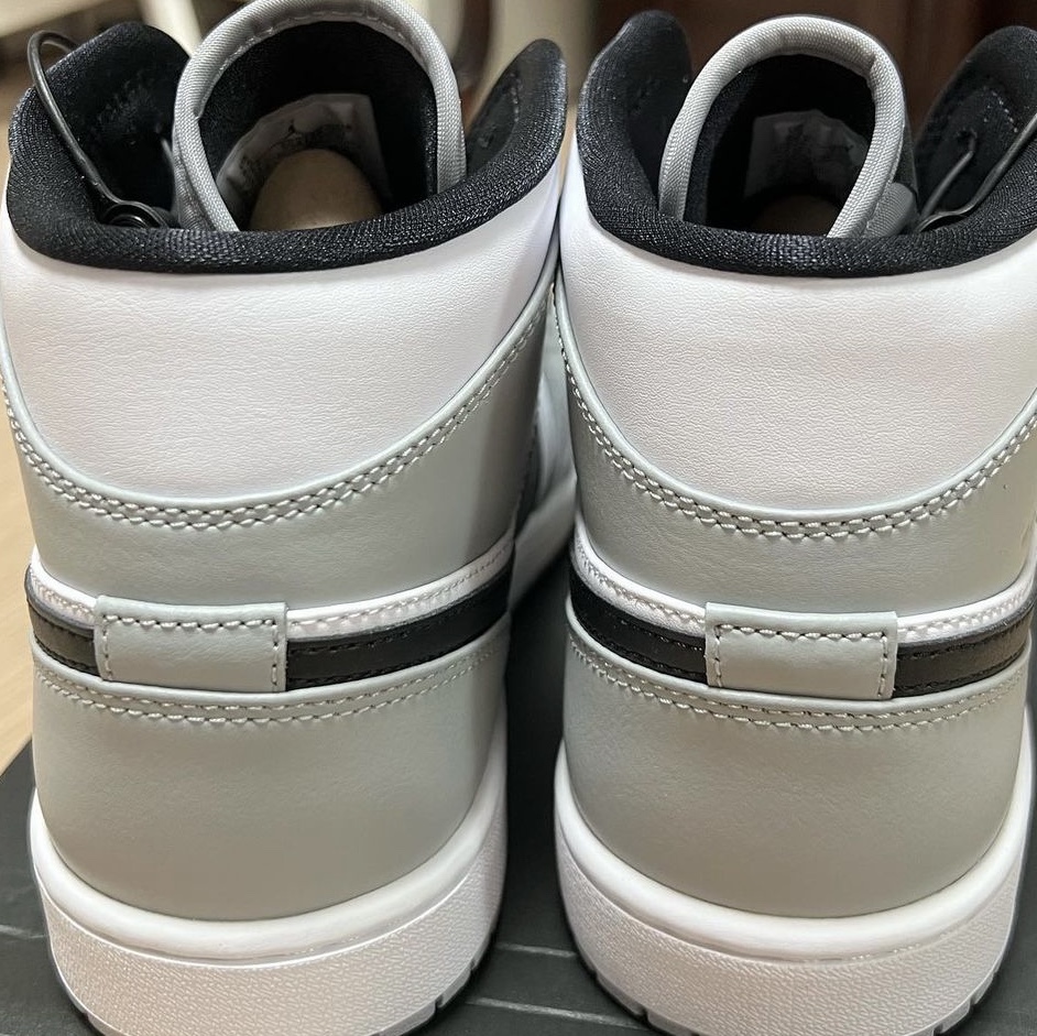 Jordan 1 Mid Light Smoke Grey 착용 스타일 - 2