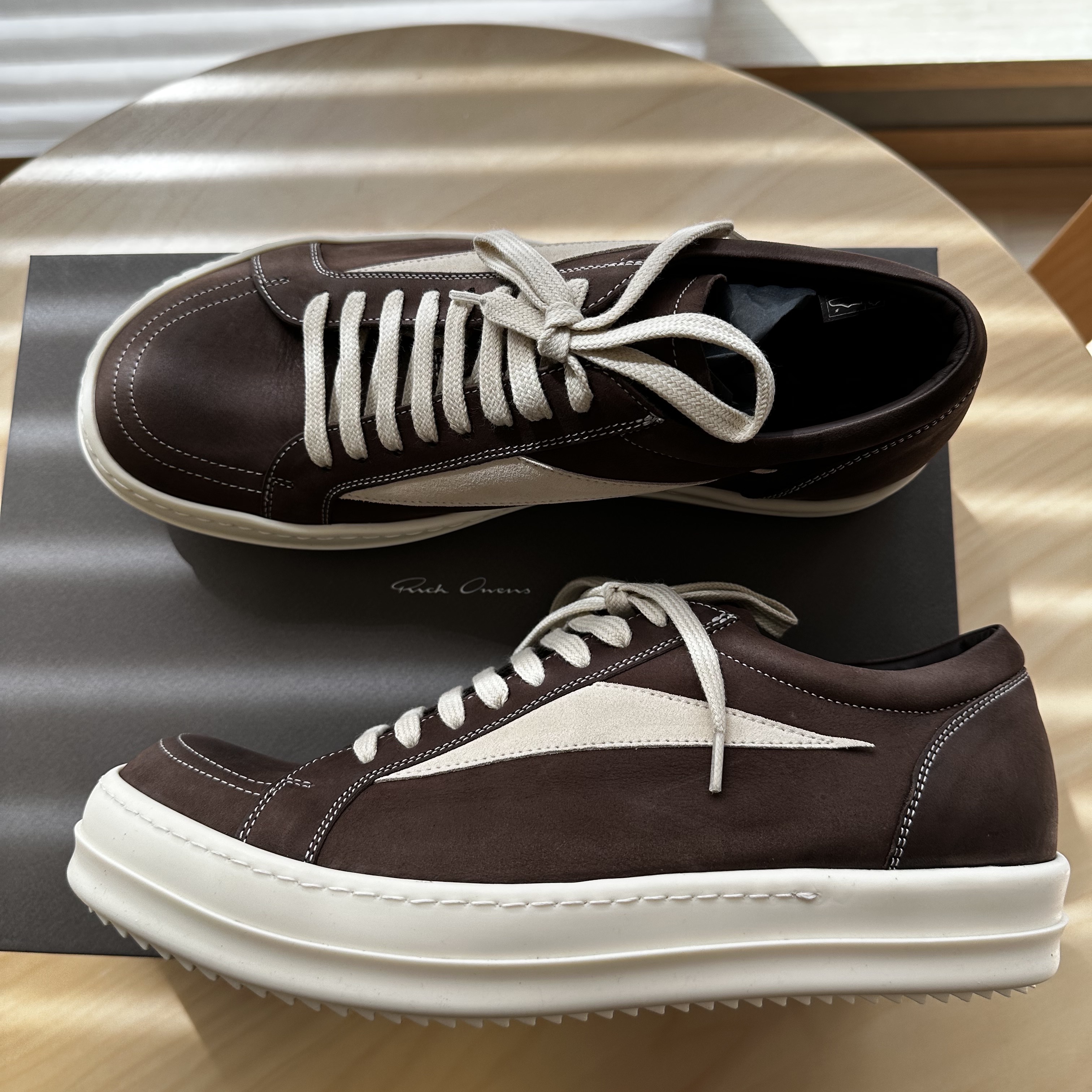 Rick Owens Luxor Suede Vintage Sneakers Brown 착용 스타일 - 2