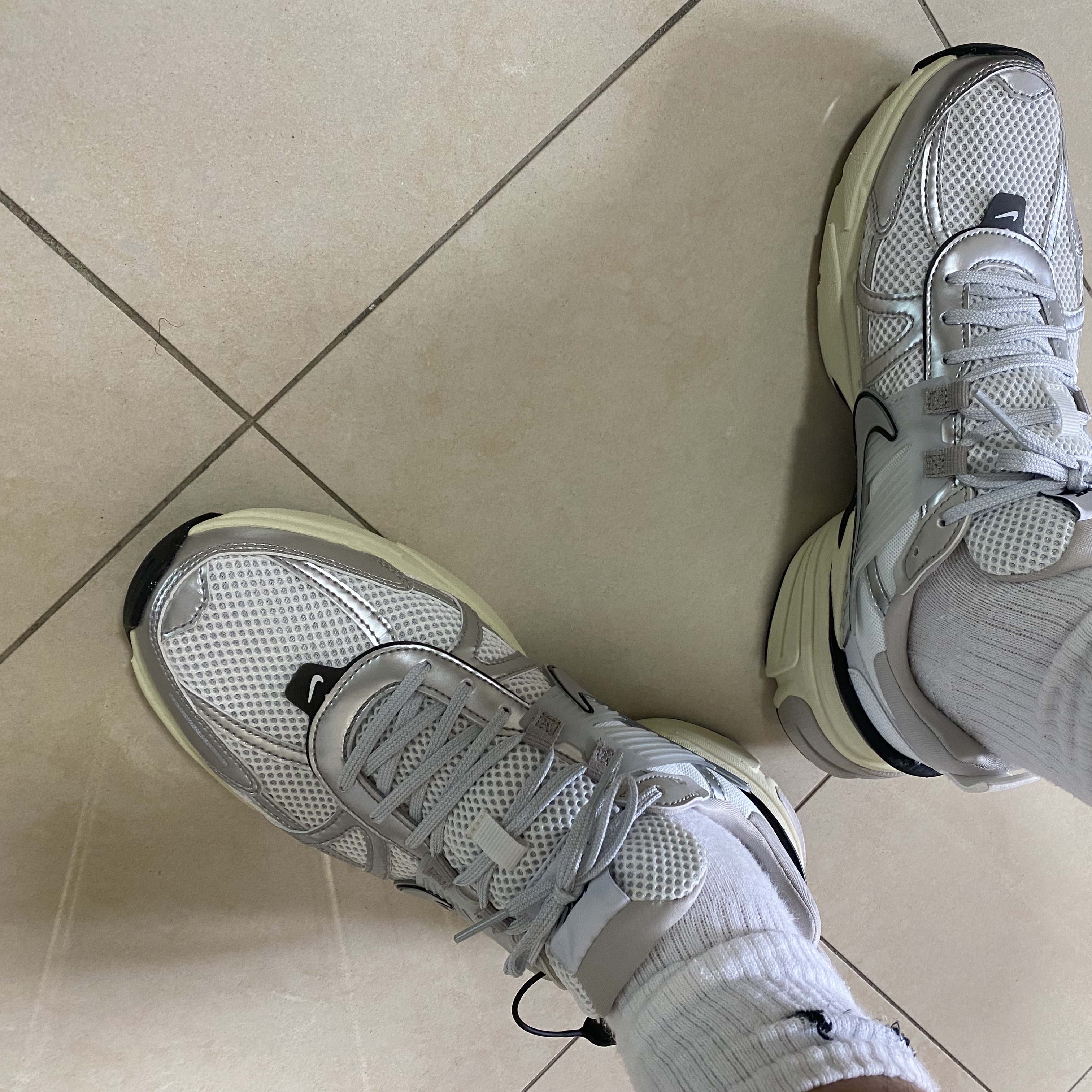 Nike V2K Run Summit White Metallic Silver 착용 스타일