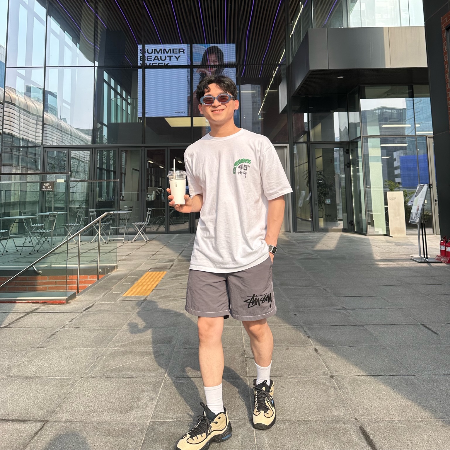 Stussy Greensleeves 45 T-Shirt White, Stussy x Our Legacy Work Shop Water Shorts Charcoal 착용 스타일 - 1