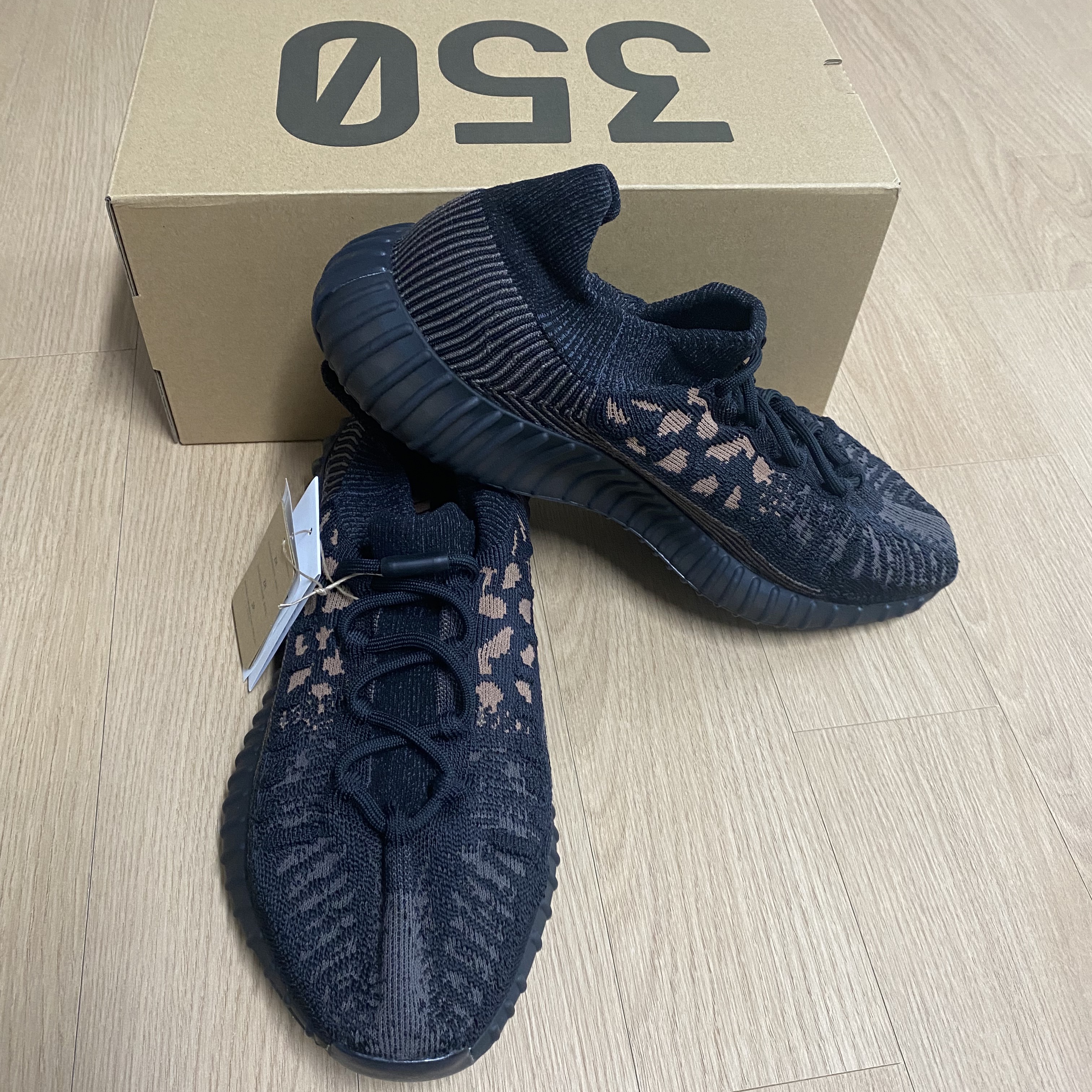 Adidas Yeezy 350 V2 CMPCT Slate Carbon 착용 스타일 - 2