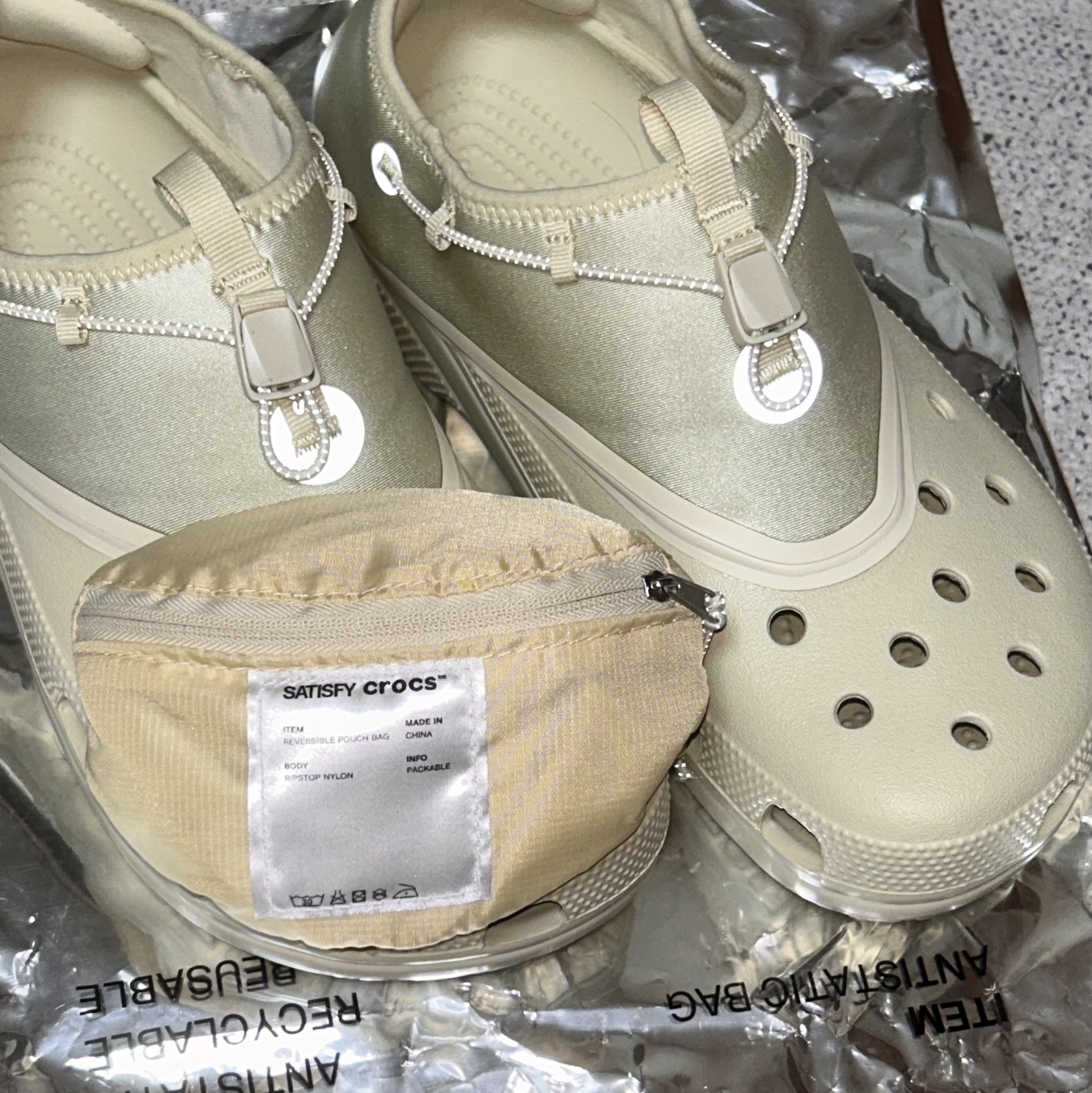 Crocs x Satisfy Classic Clog Bone 착용 스타일