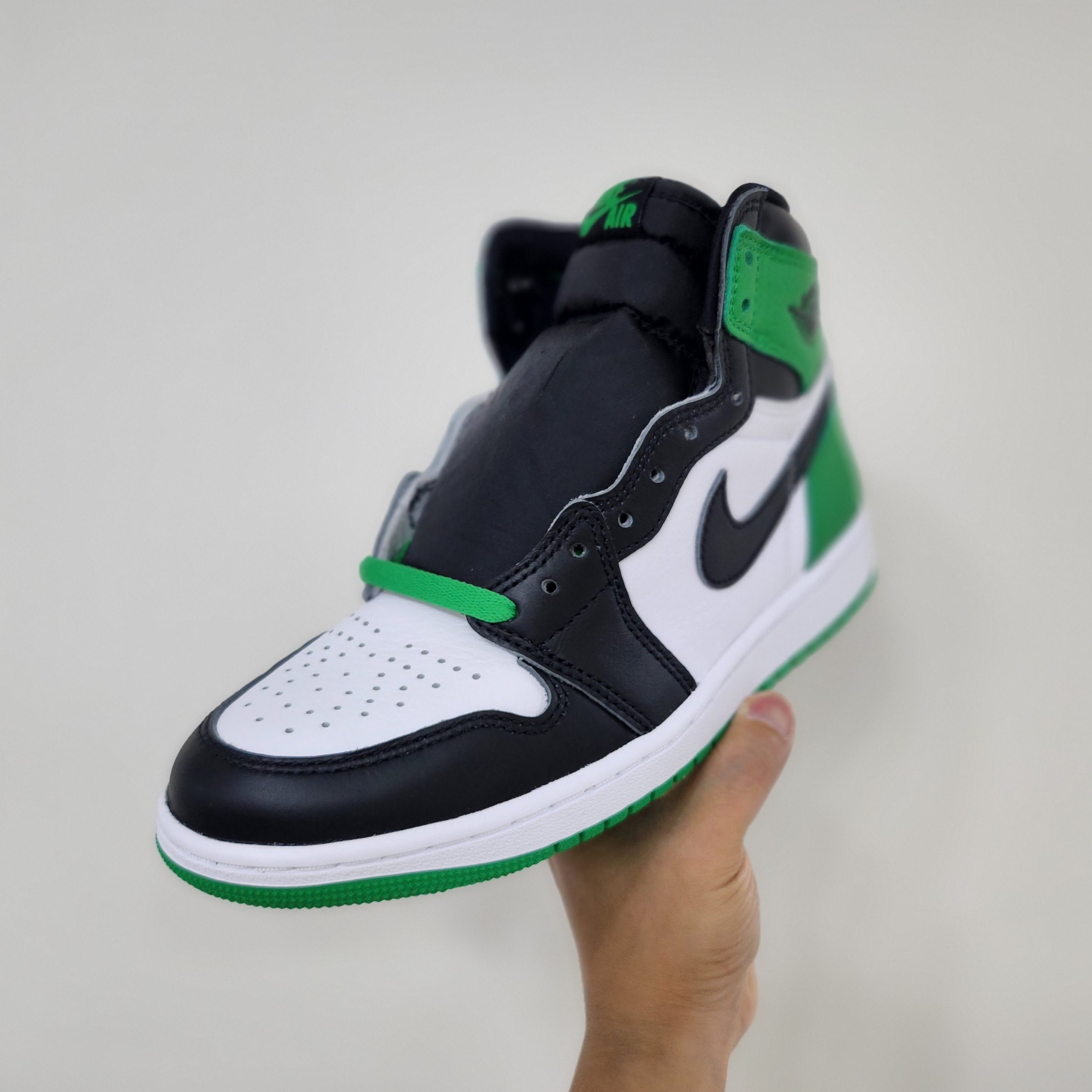 Jordan 1 Retro High OG Black and Lucky Green 착용 스타일 - 1