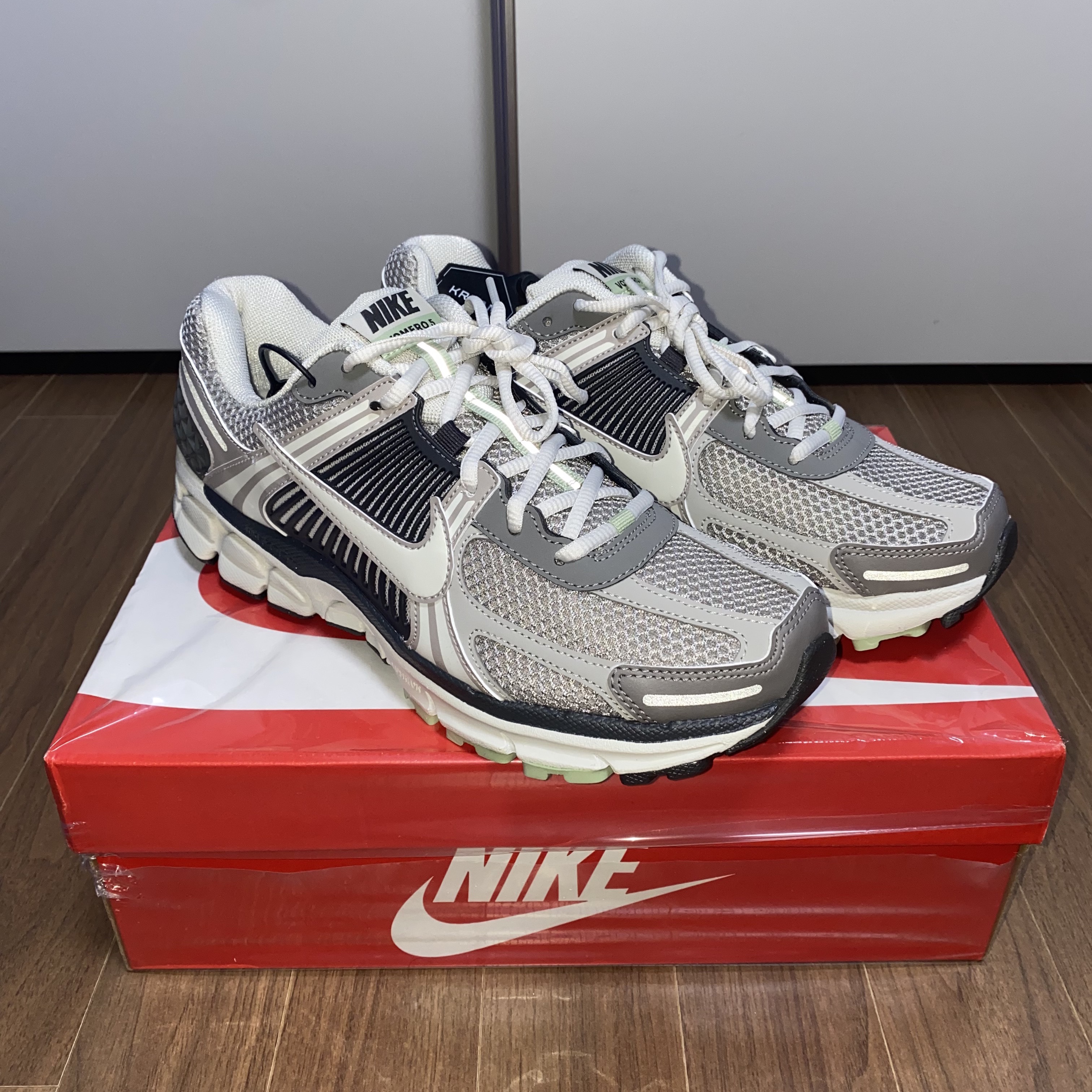 (W) Nike Zoom Vomero 5 Cobblestone and Flat Pewter 착용 스타일