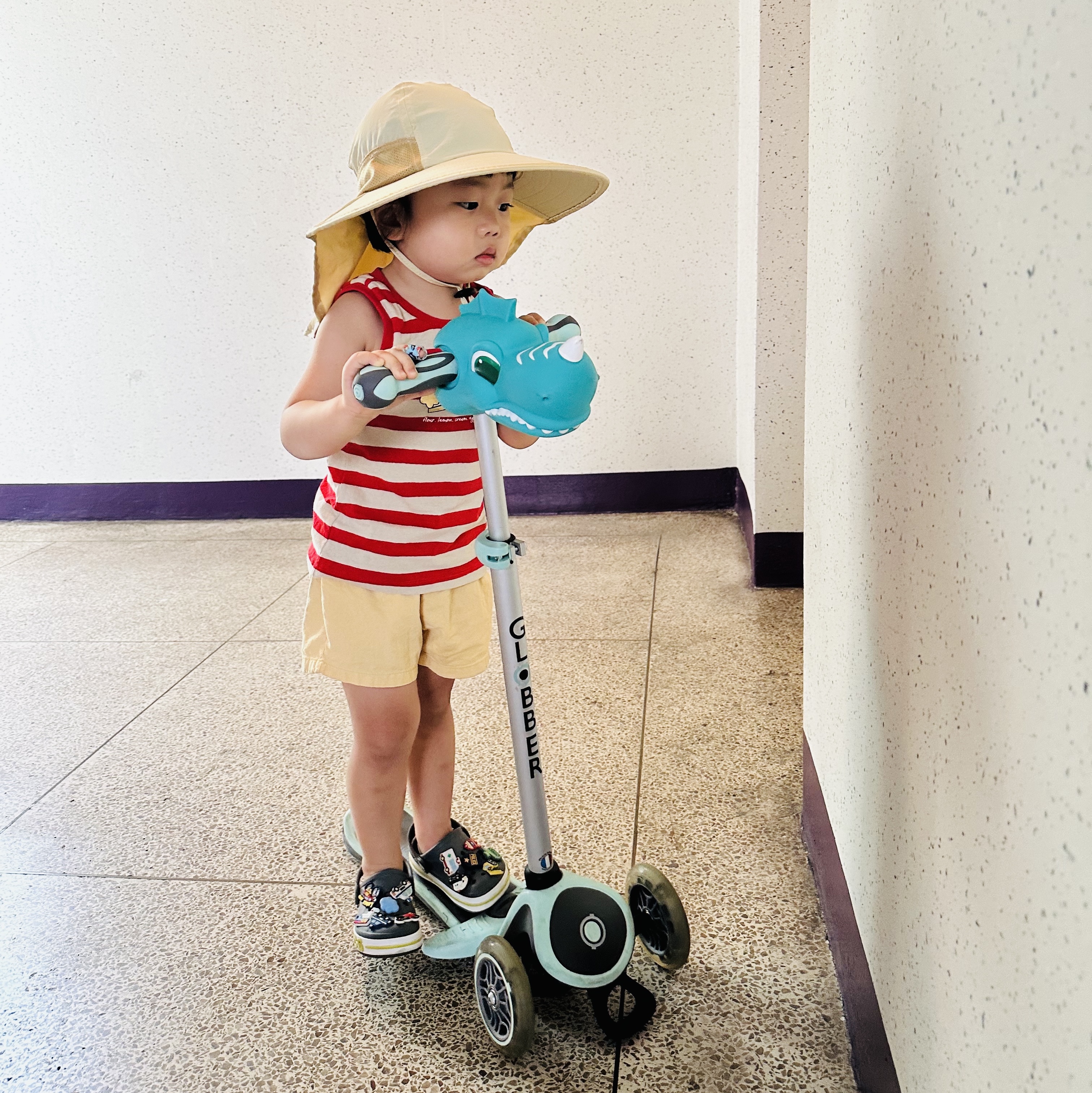 (Kids) Crocs Bayaband Clog Slate Grey Lime Punch 착용 스타일