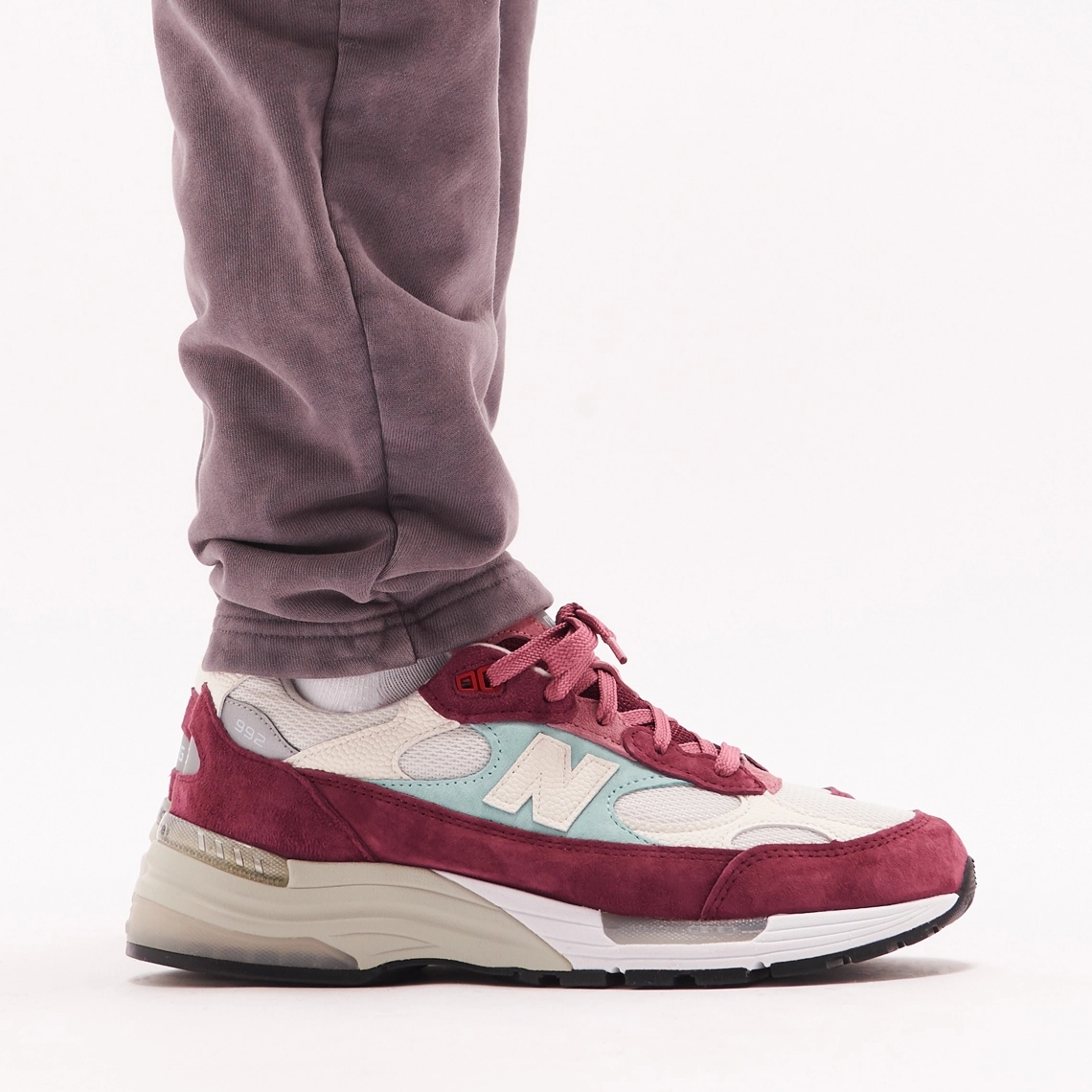 New Balance x Kith 992 Made in USA Kithmas Burgundy Reef 착용 스타일 - 1