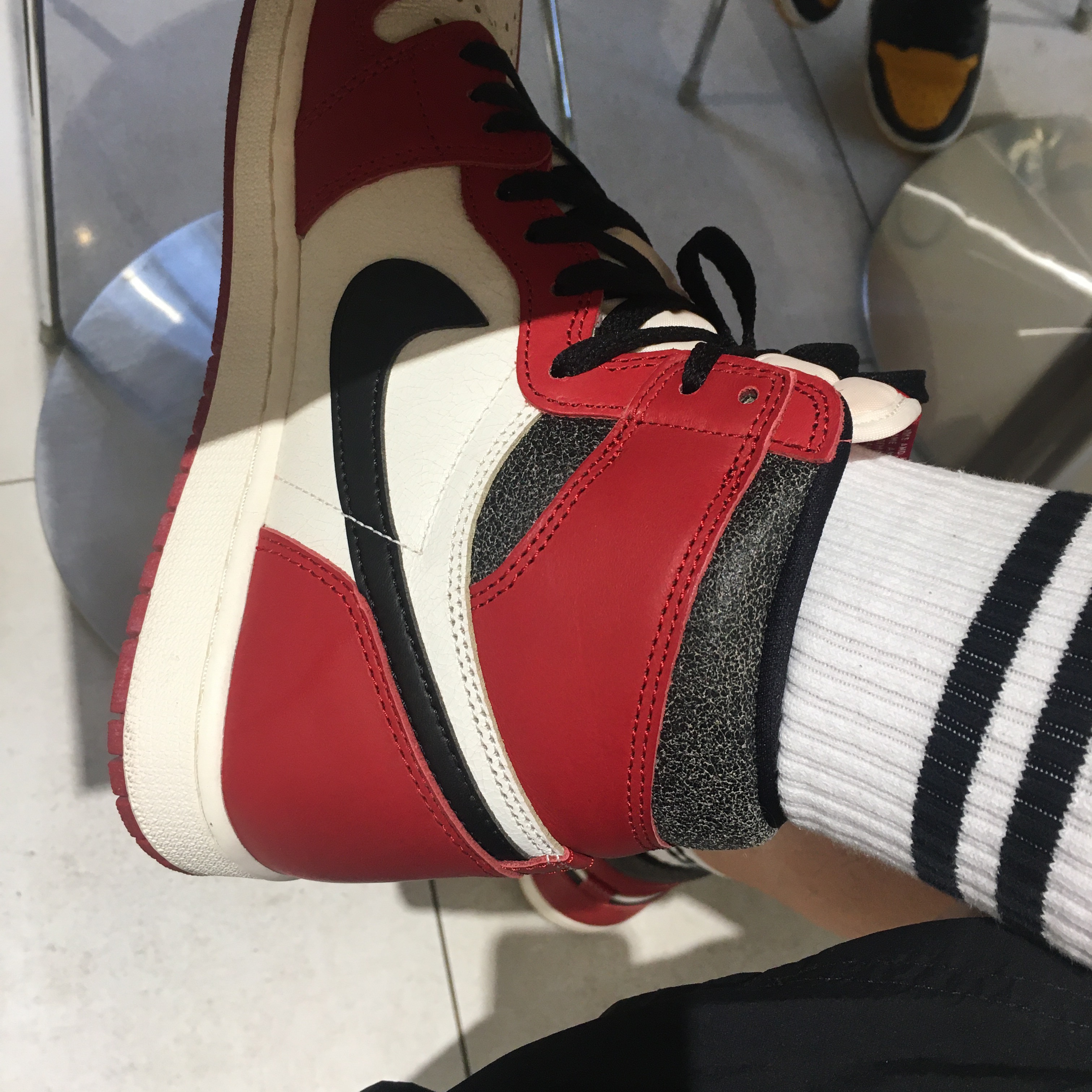 Jordan 1 Retro High OG Chicago 2022, Nike Liverpool FC 2023/24 Dri-Fit Stadium Home Jersey Gym Red (Non Marking Ver.) 착용 스타일 - 2
