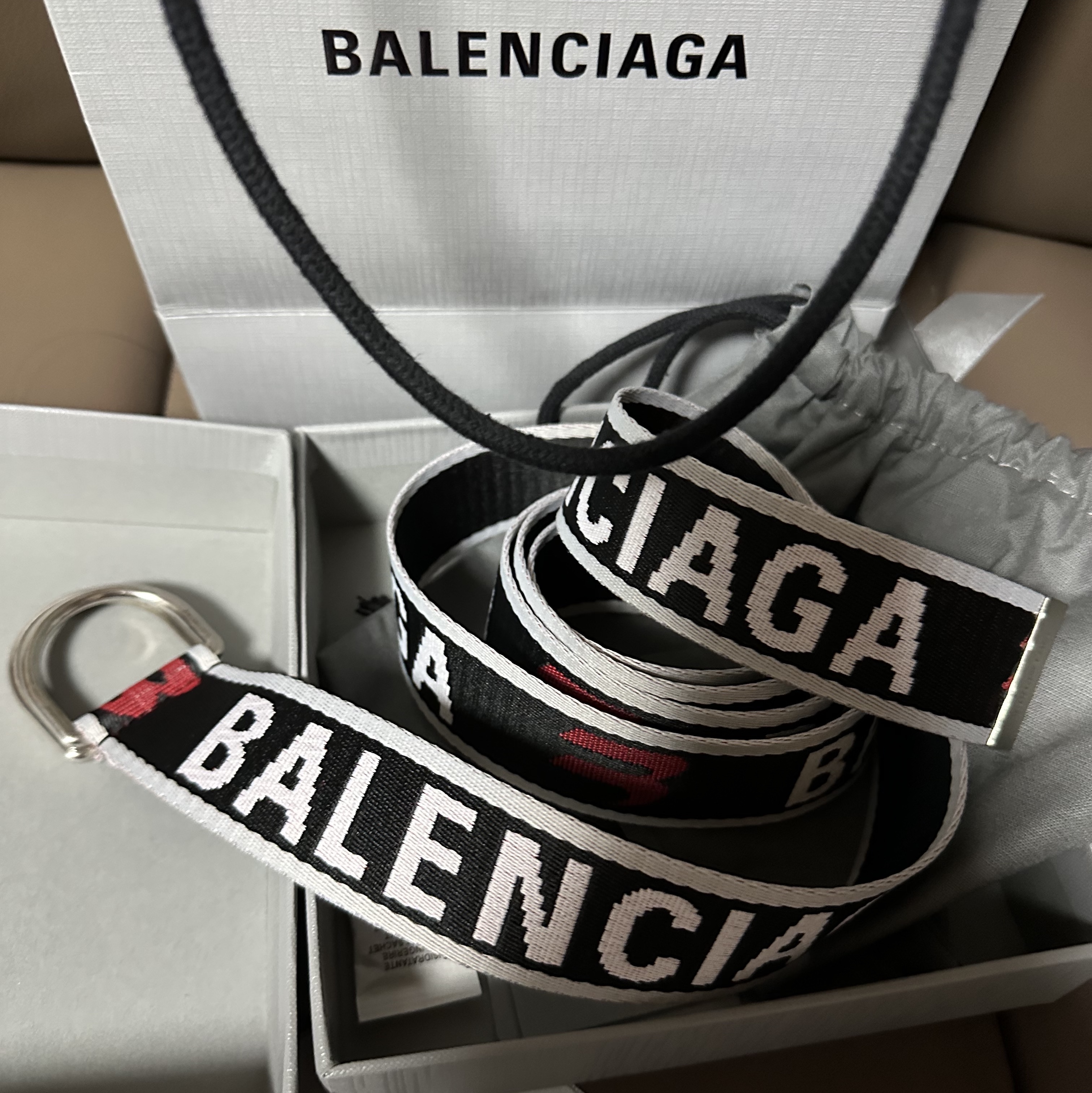 Balenciaga D Ring Belt Grey Red 착용 스타일 - 1