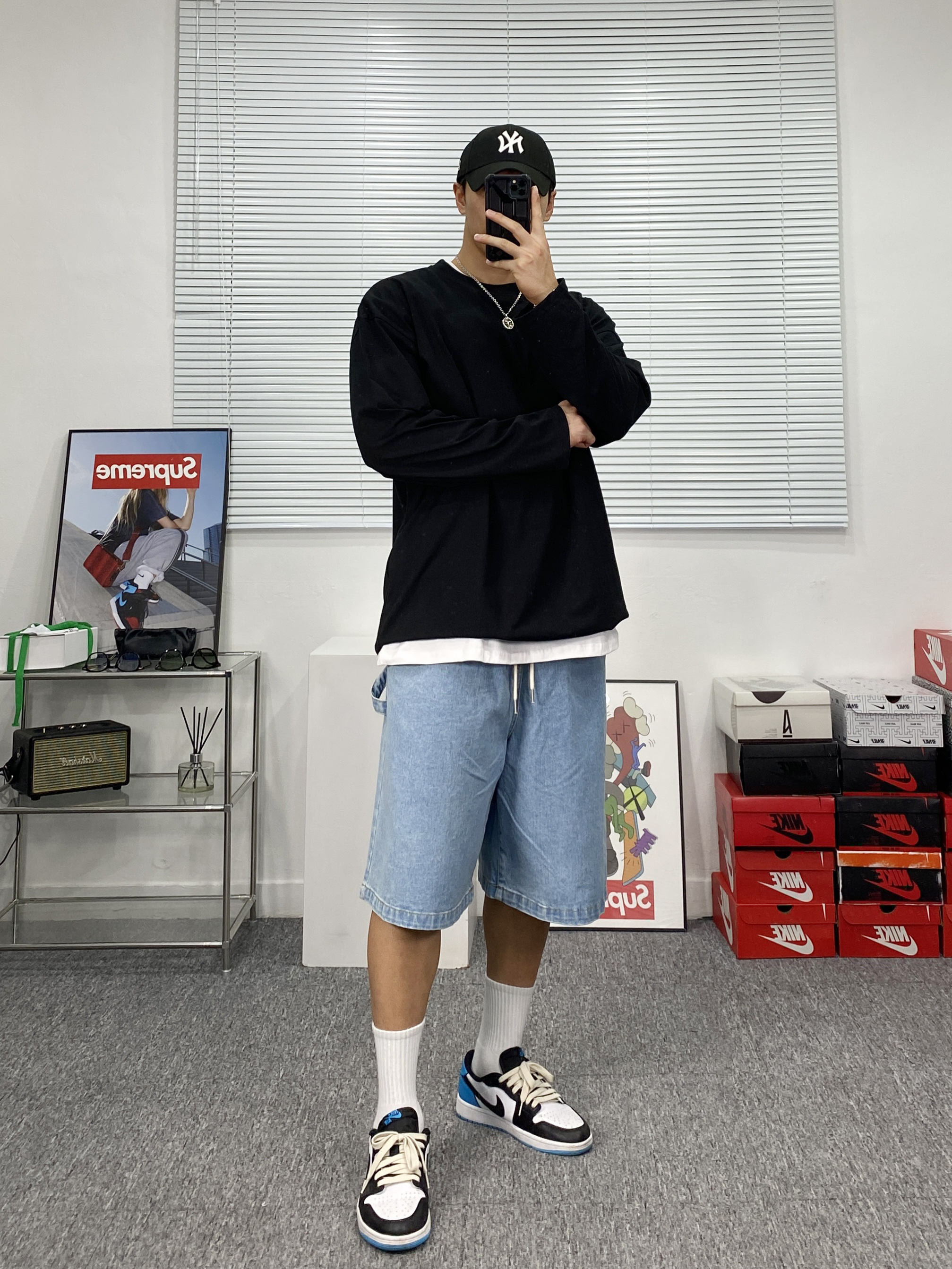 Jordan 1 Retro Low OG Black and Dark Powder Blue 착용 스타일 - 1