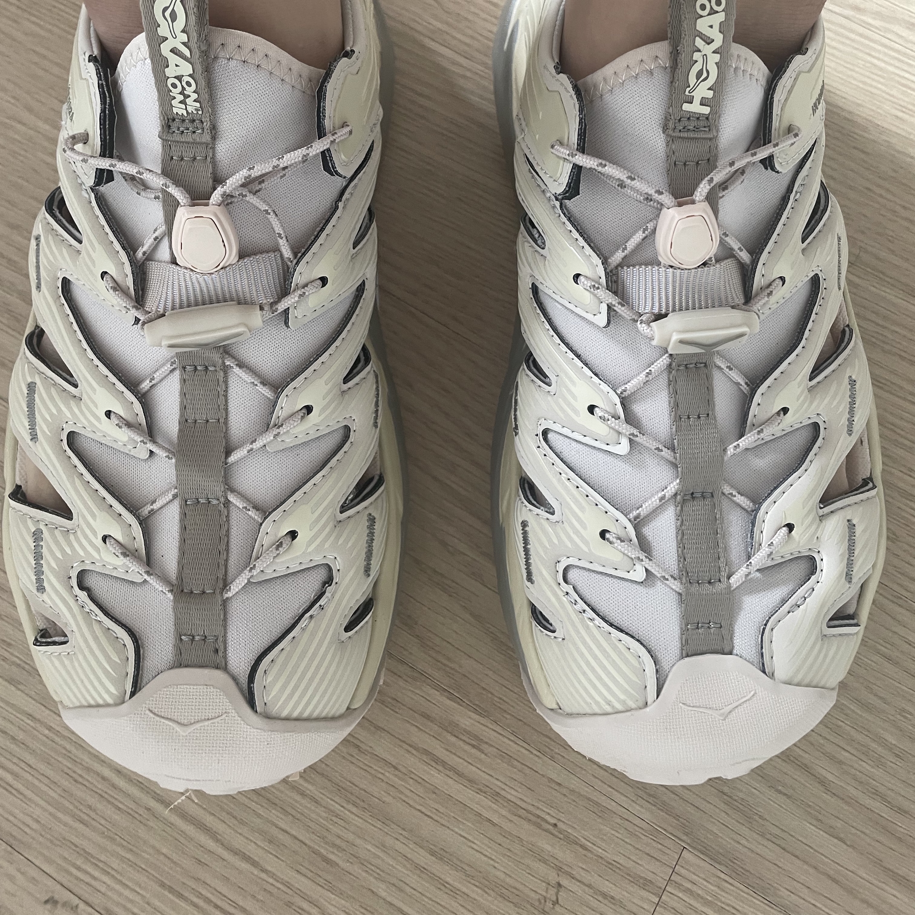Hoka Hopara Shifting Sand Dune 착용 스타일