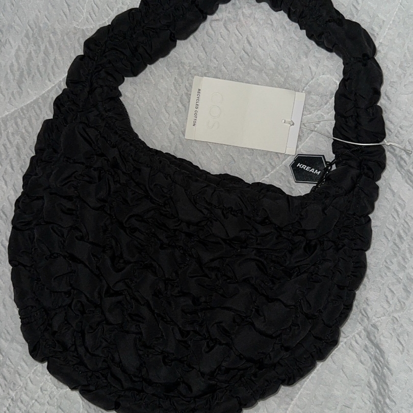 COS Quilted Mini Bag Black 착용 스타일