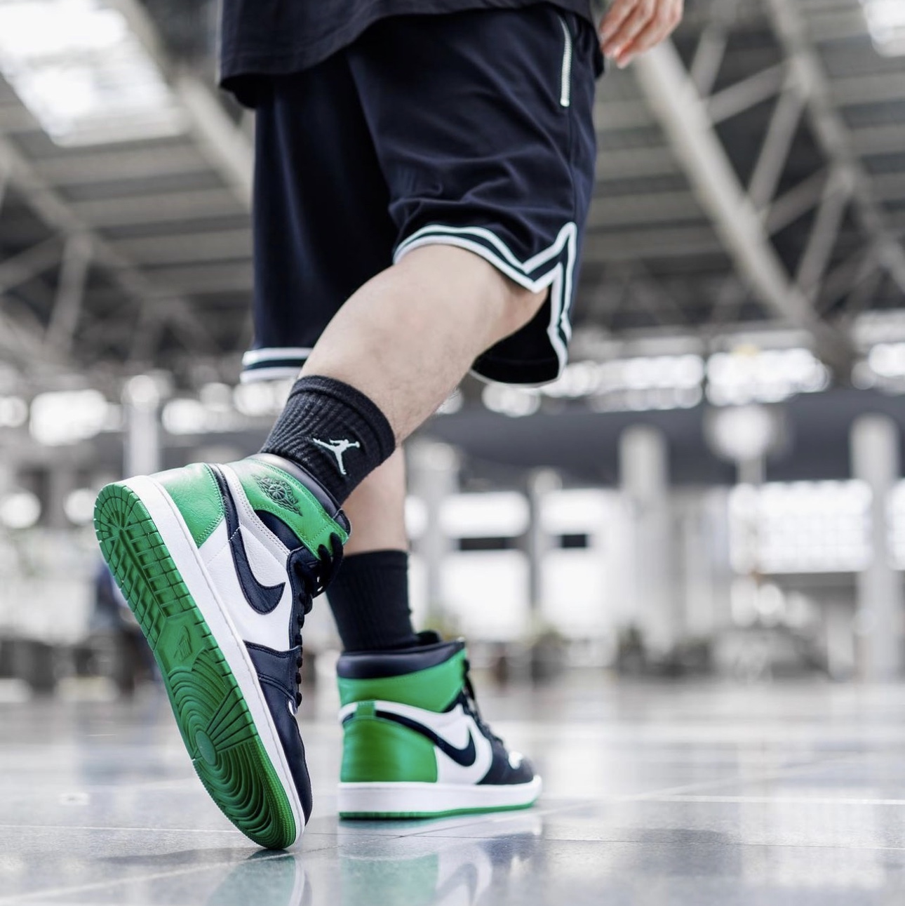 Jordan 1 Retro High OG Black and Lucky Green 착용 스타일 - 5