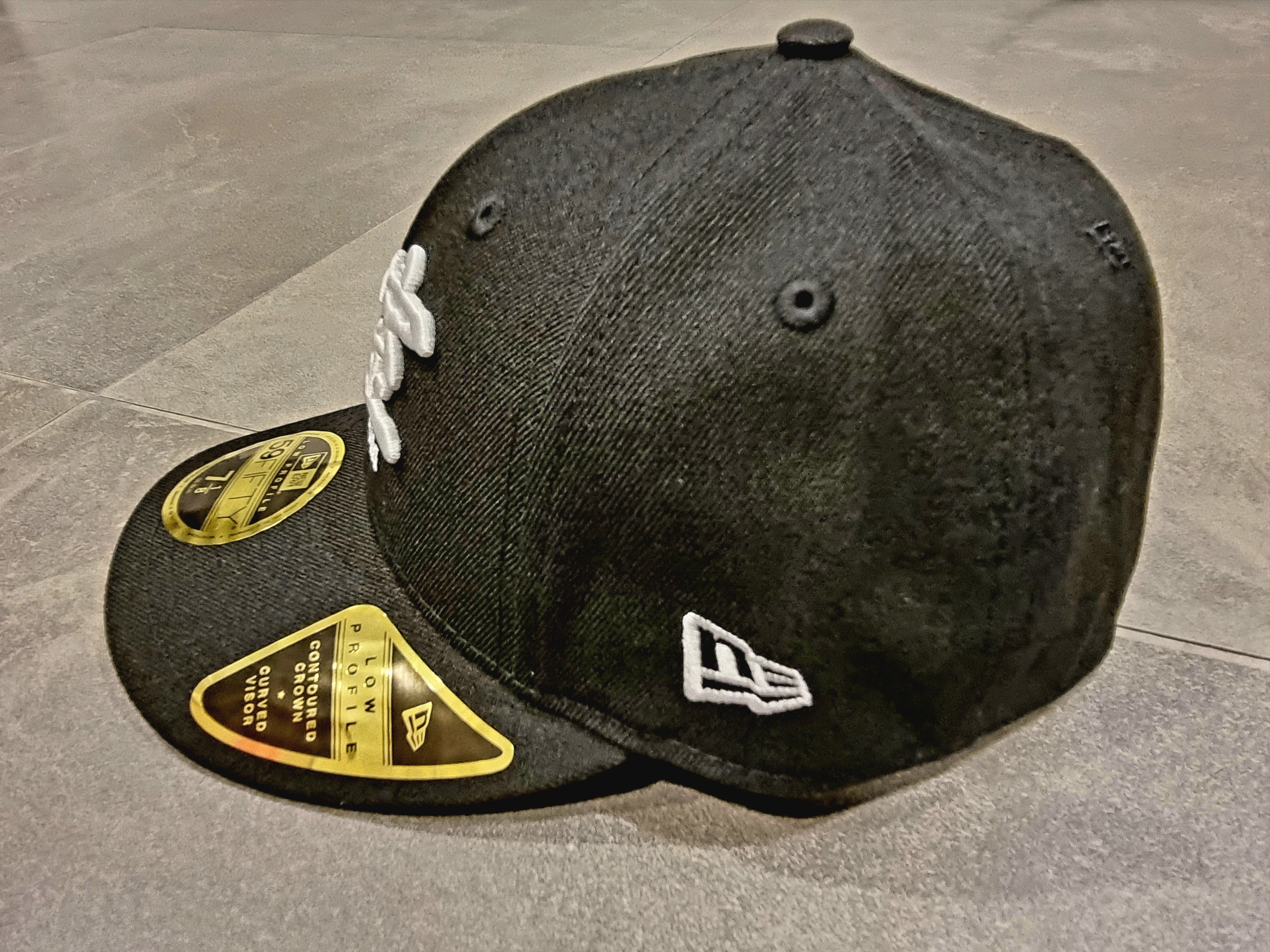 Darkr8m Studio x New Era Fitted Cap Black 착용 스타일 - 2
