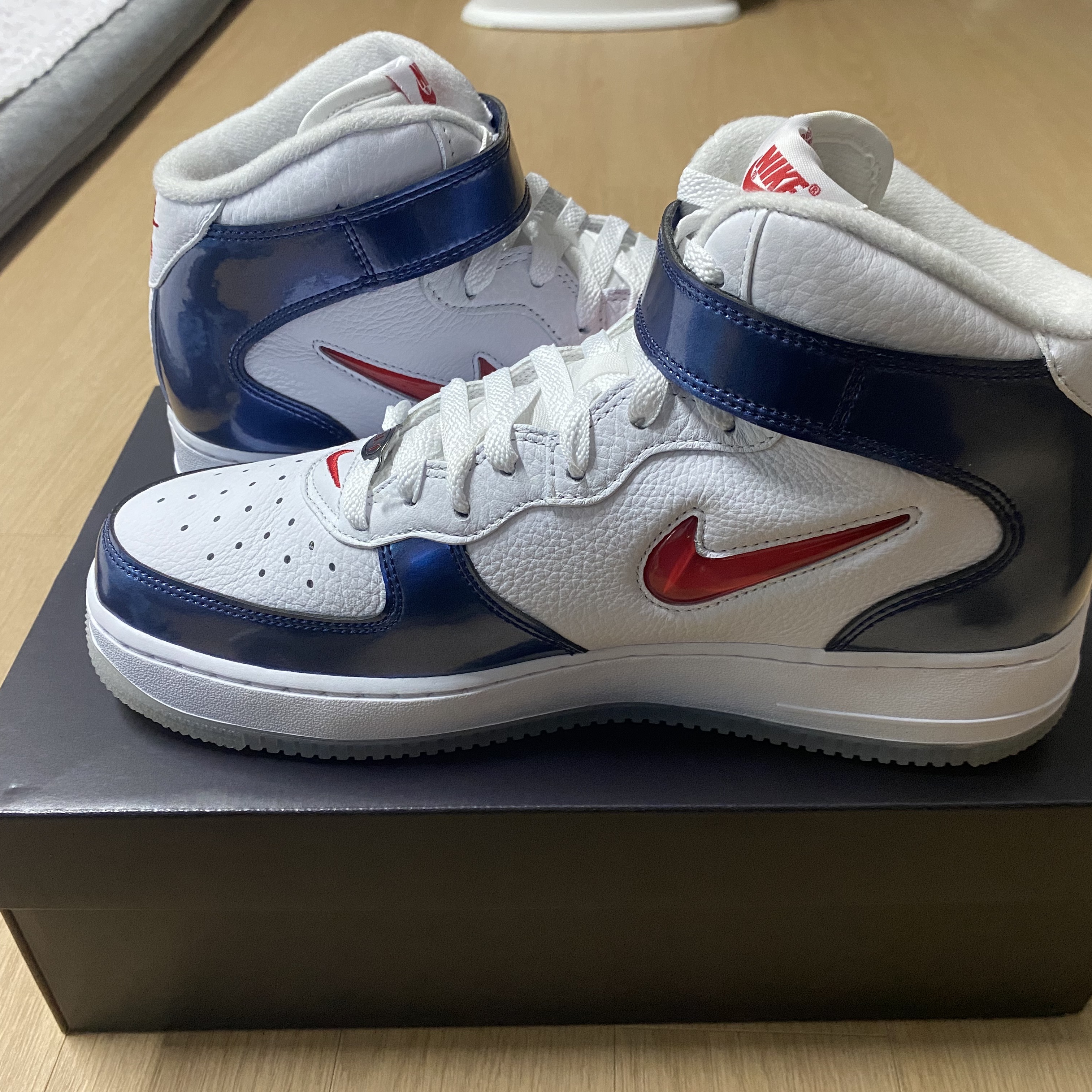 Nike Air Force 1 Mid QS University Red and Midnight Navy 착용 스타일 - 3