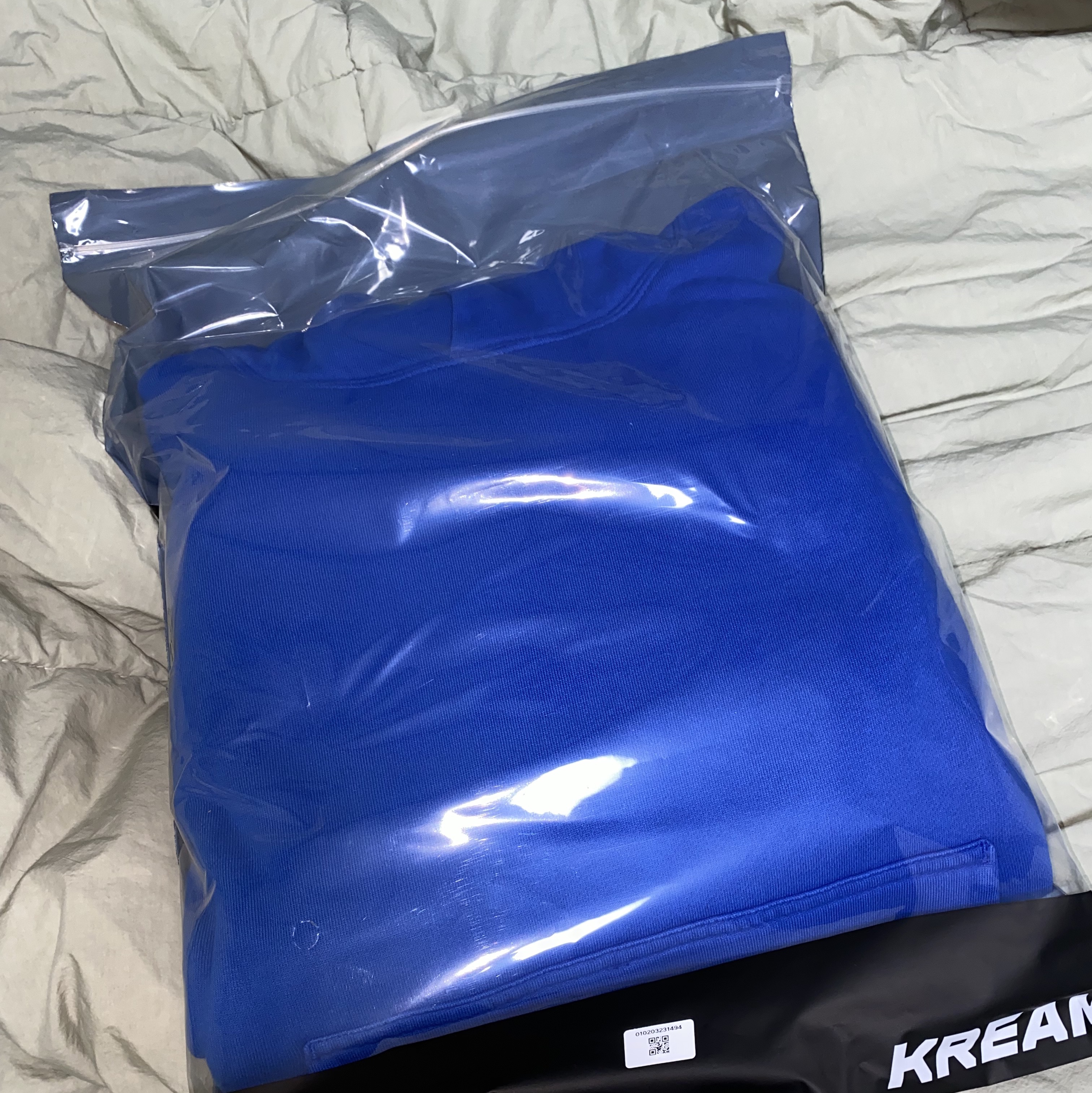 Yeezy Gap Hoodie Blue 착용 스타일
