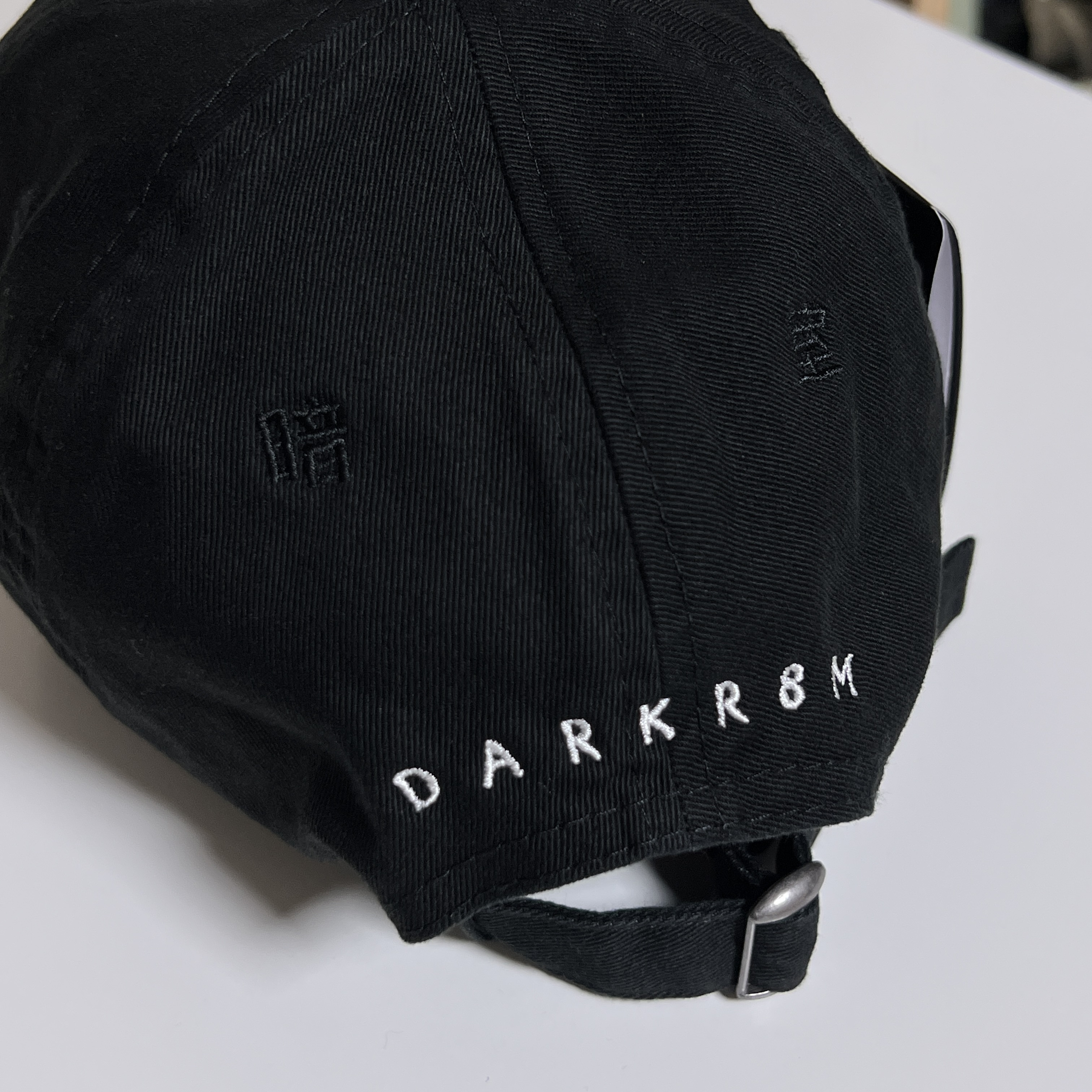 Darkr8m Studio x New Era Unstructured Ball Cap Black 착용 스타일 - 3