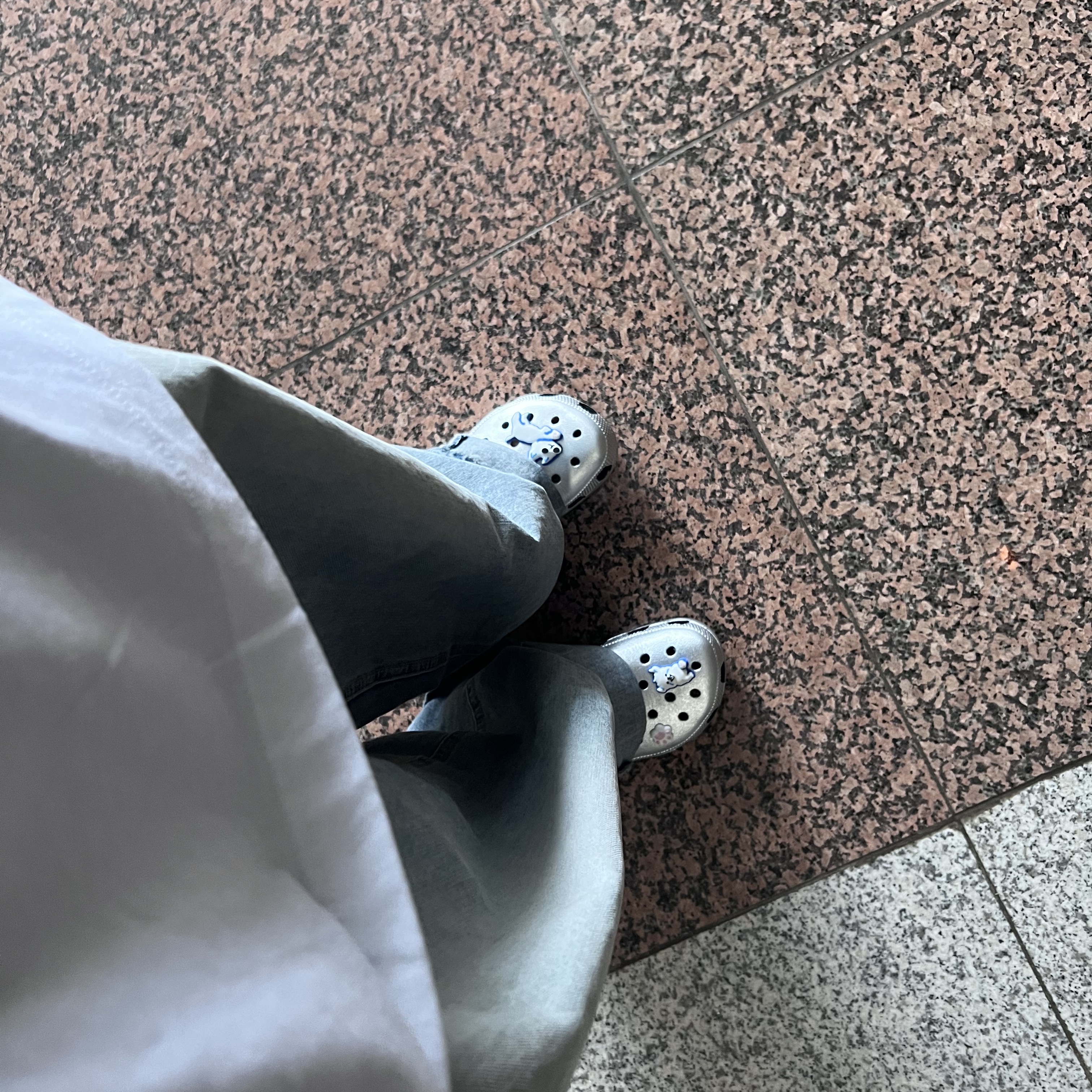 Crocs Classic Metallic Clog Silver 착용 스타일 - 2