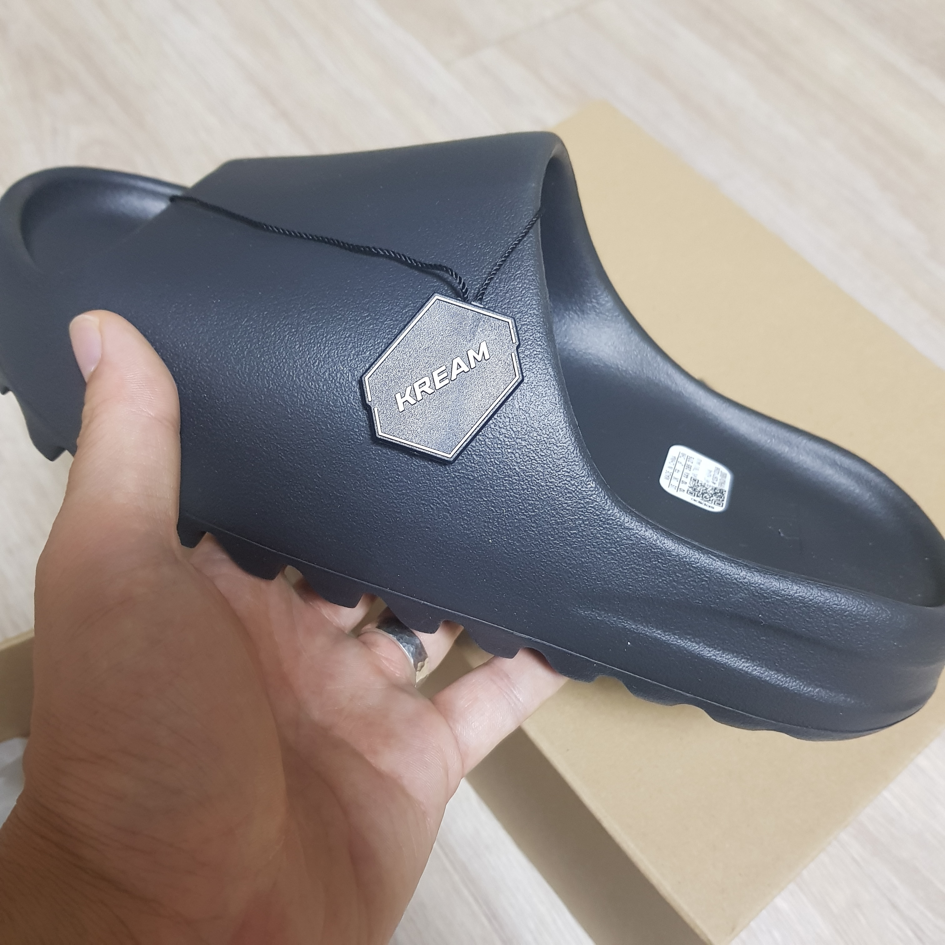 Adidas Yeezy Slide Onyx 착용 스타일