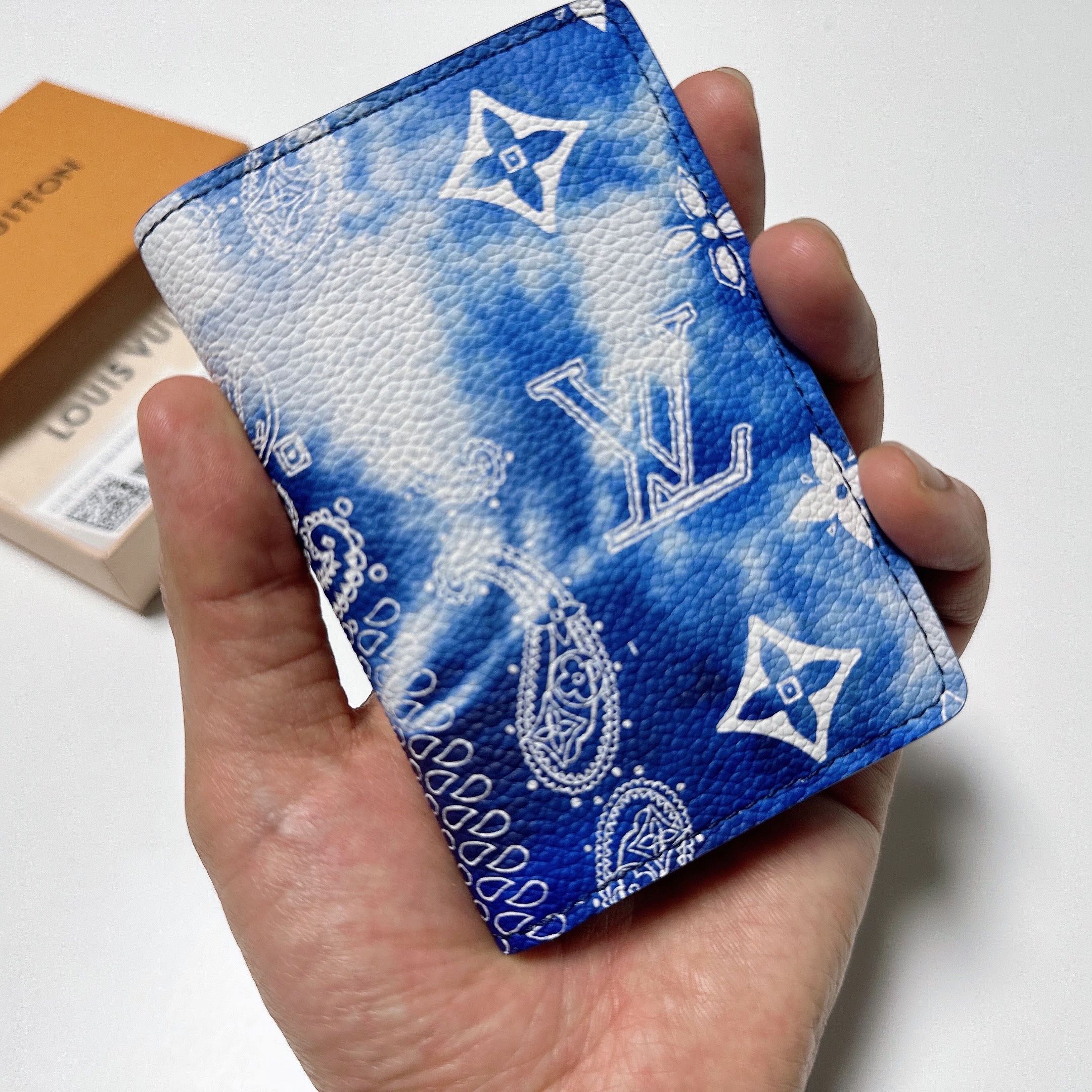 Louis Vuitton Monogram Bandana Pocket Organizer Blue 착용 스타일