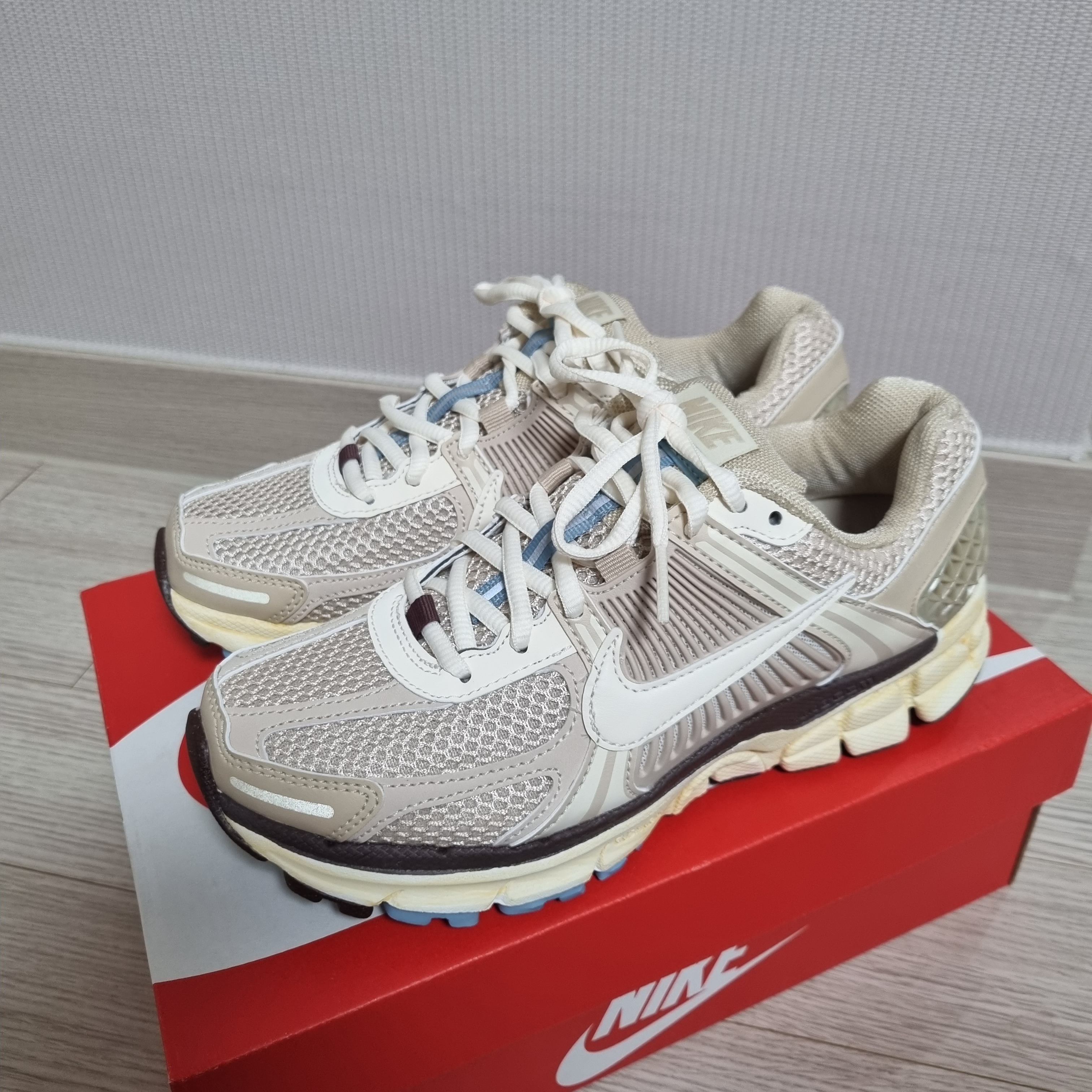 (W) Nike Zoom Vomero 5 Oatmeal 착용 스타일