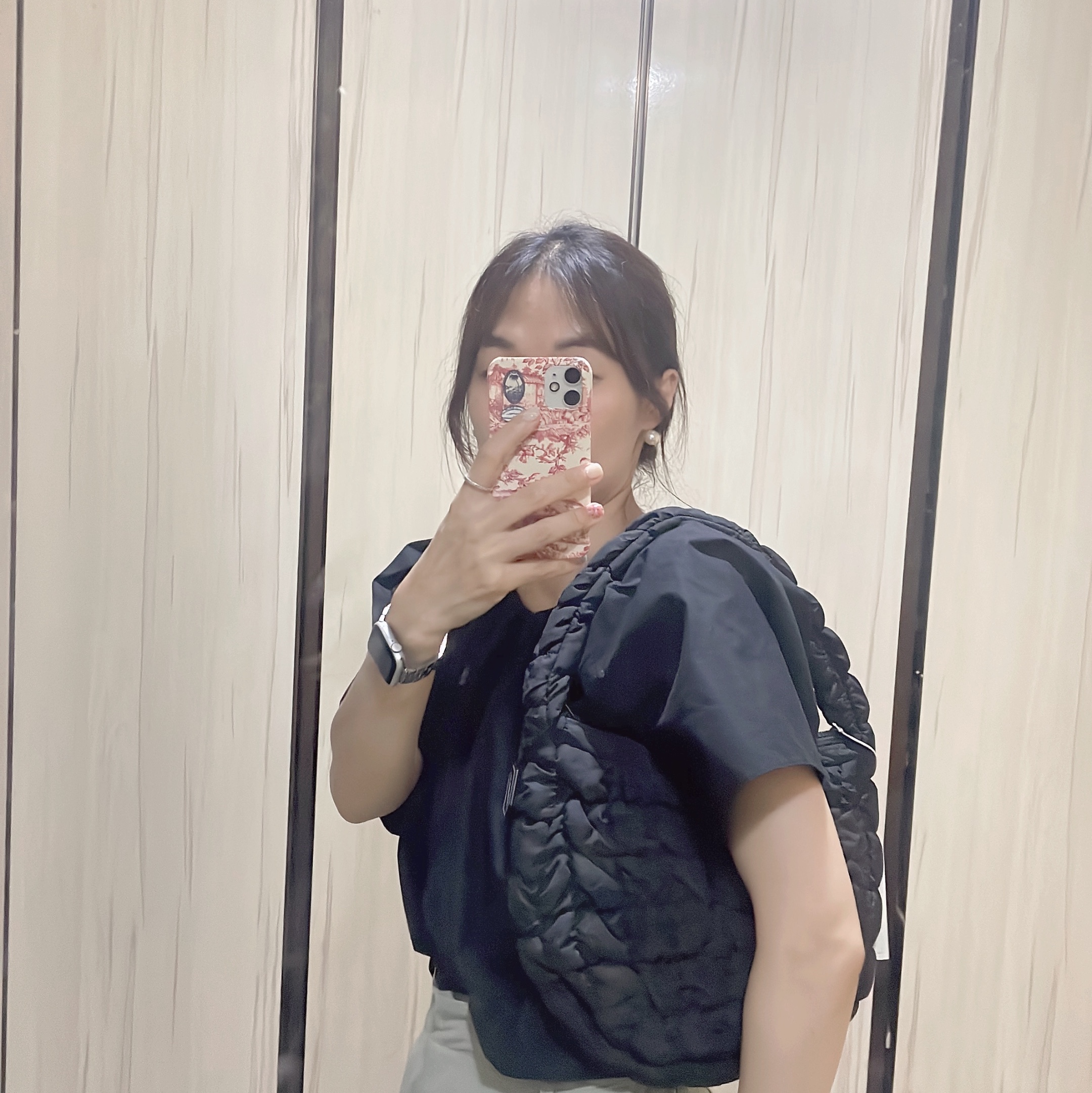COS Quilted Mini Bag Black 착용 스타일 - 3