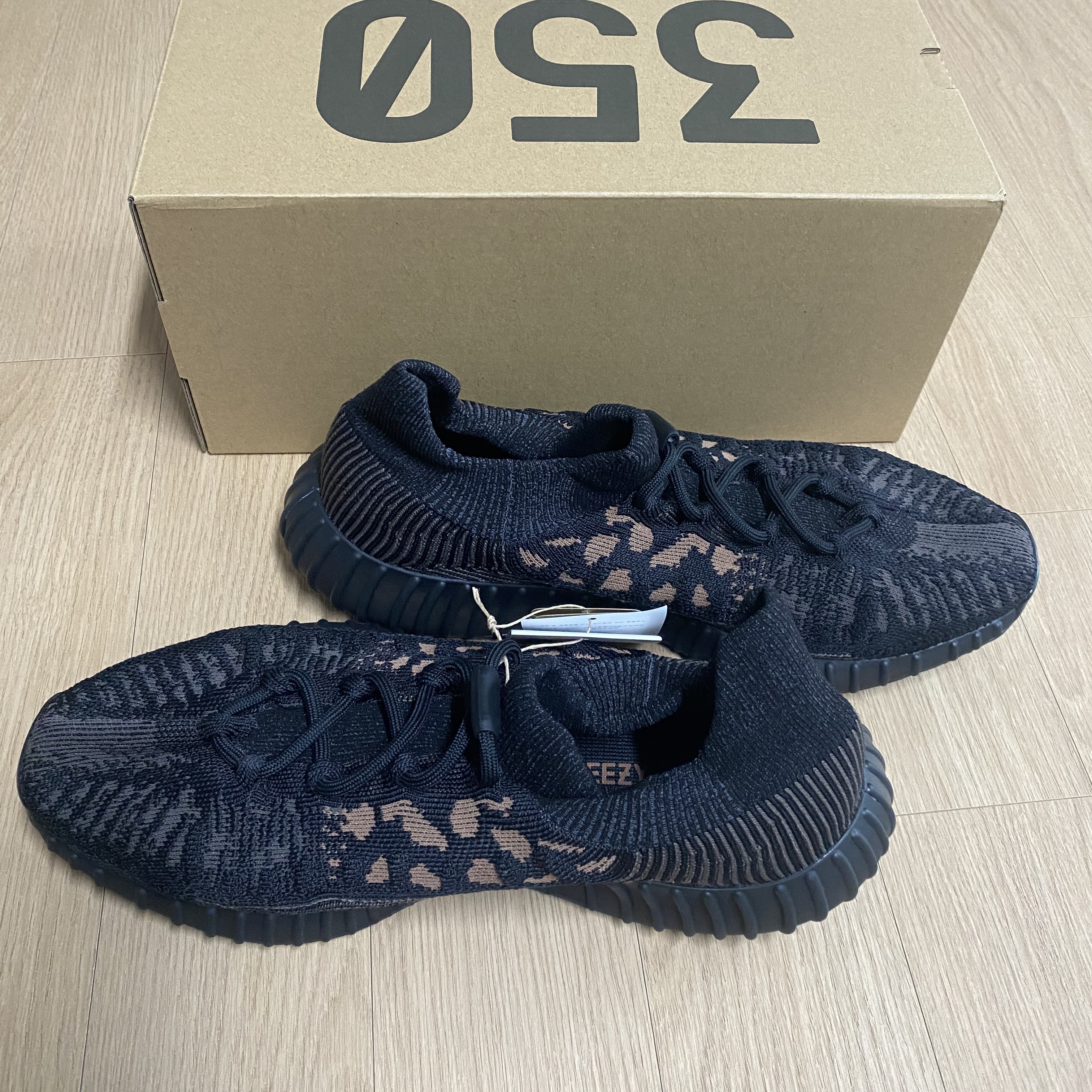 Adidas Yeezy 350 V2 CMPCT Slate Carbon 착용 스타일 - 3