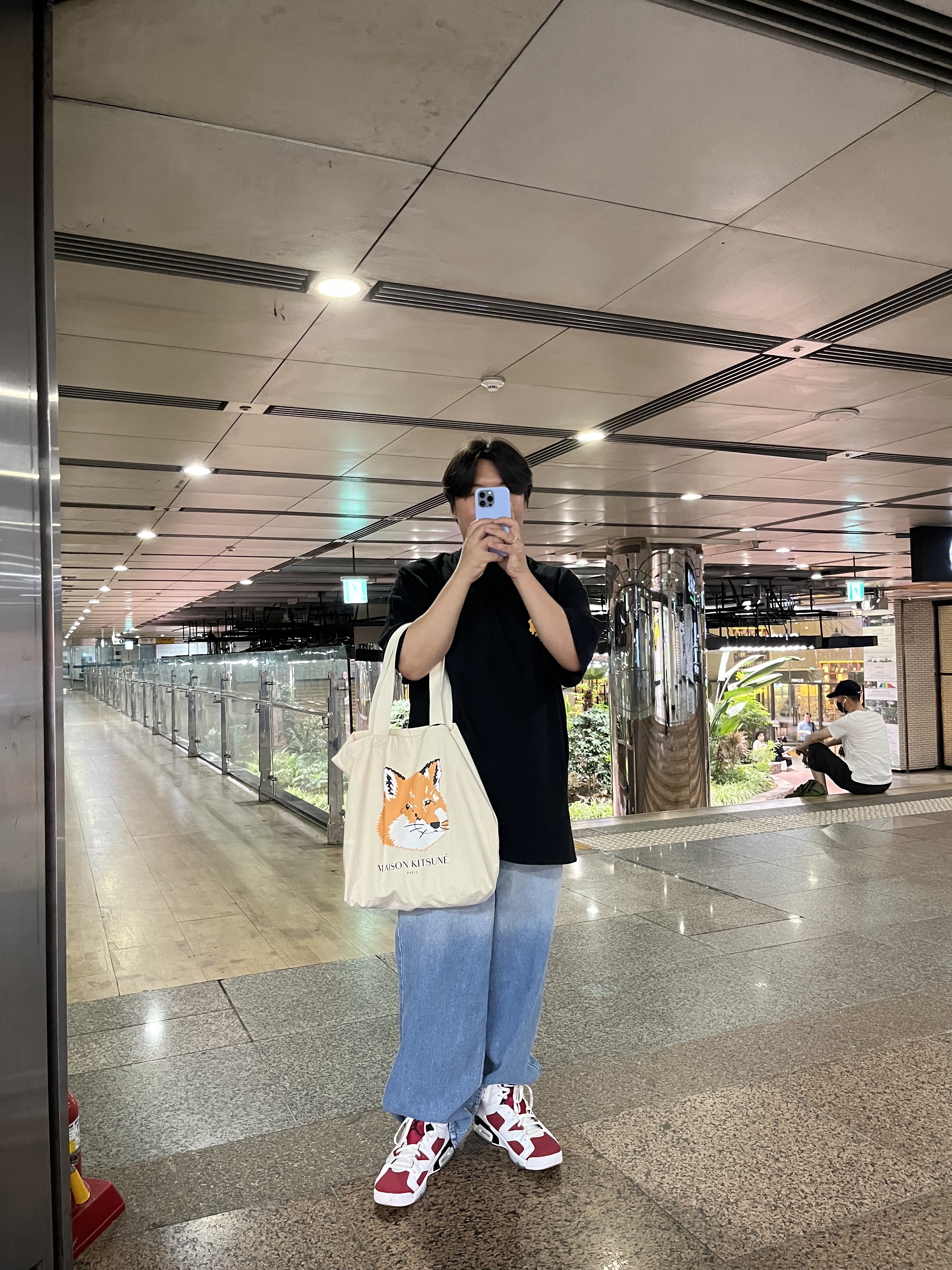 Jordan 6 Retro Carmine 2021, Maison Kitsune Fox Head Tote Bag Ecru 착용 스타일 - 3