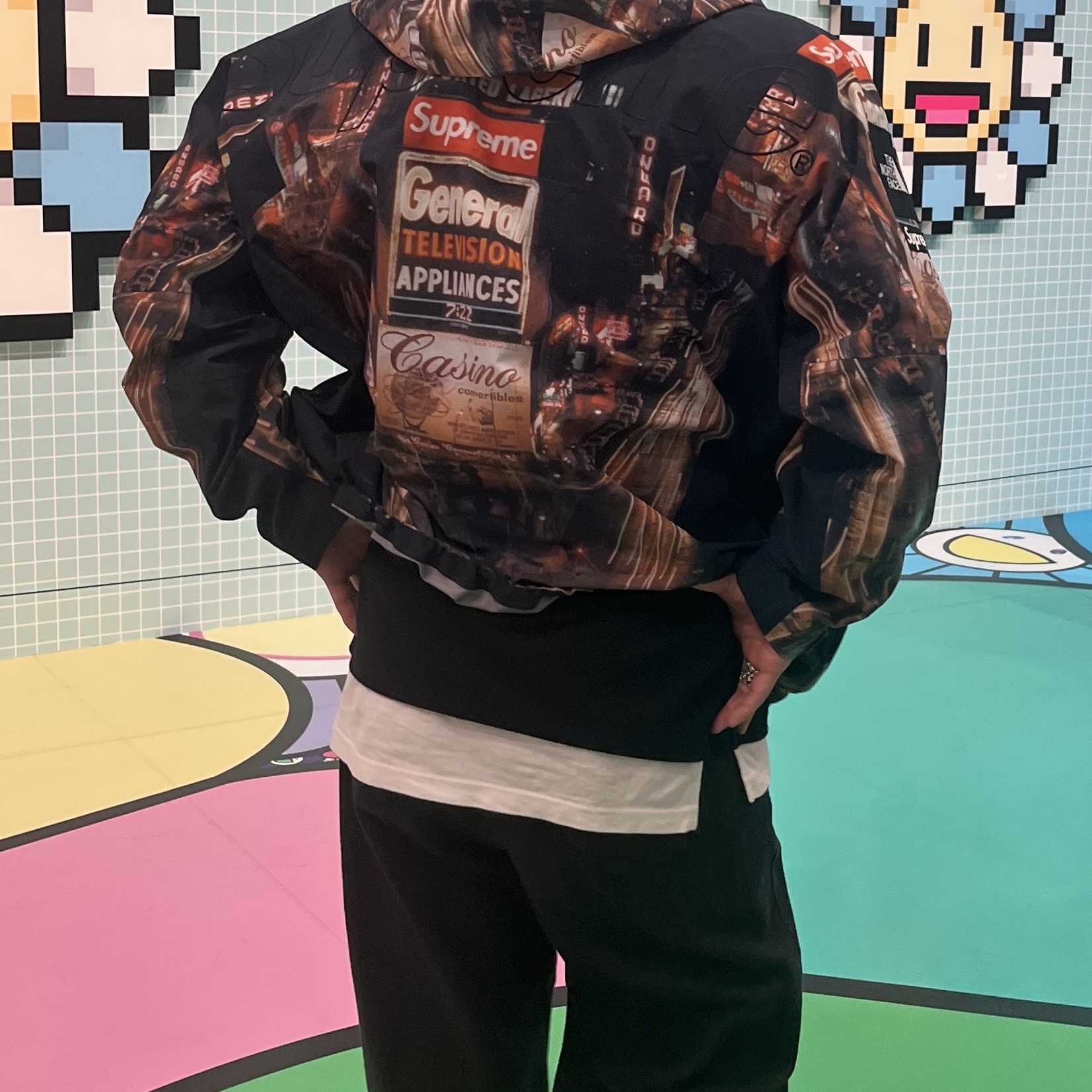 Supreme x The North Face Taped Seam Shell Jacket Times Square - 22FW 착용 스타일 - 2