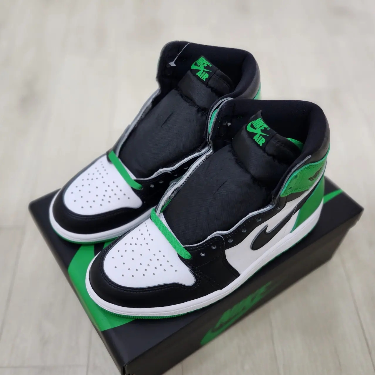 Jordan 1 Retro High OG Black and Lucky Green 착용 스타일 - 2