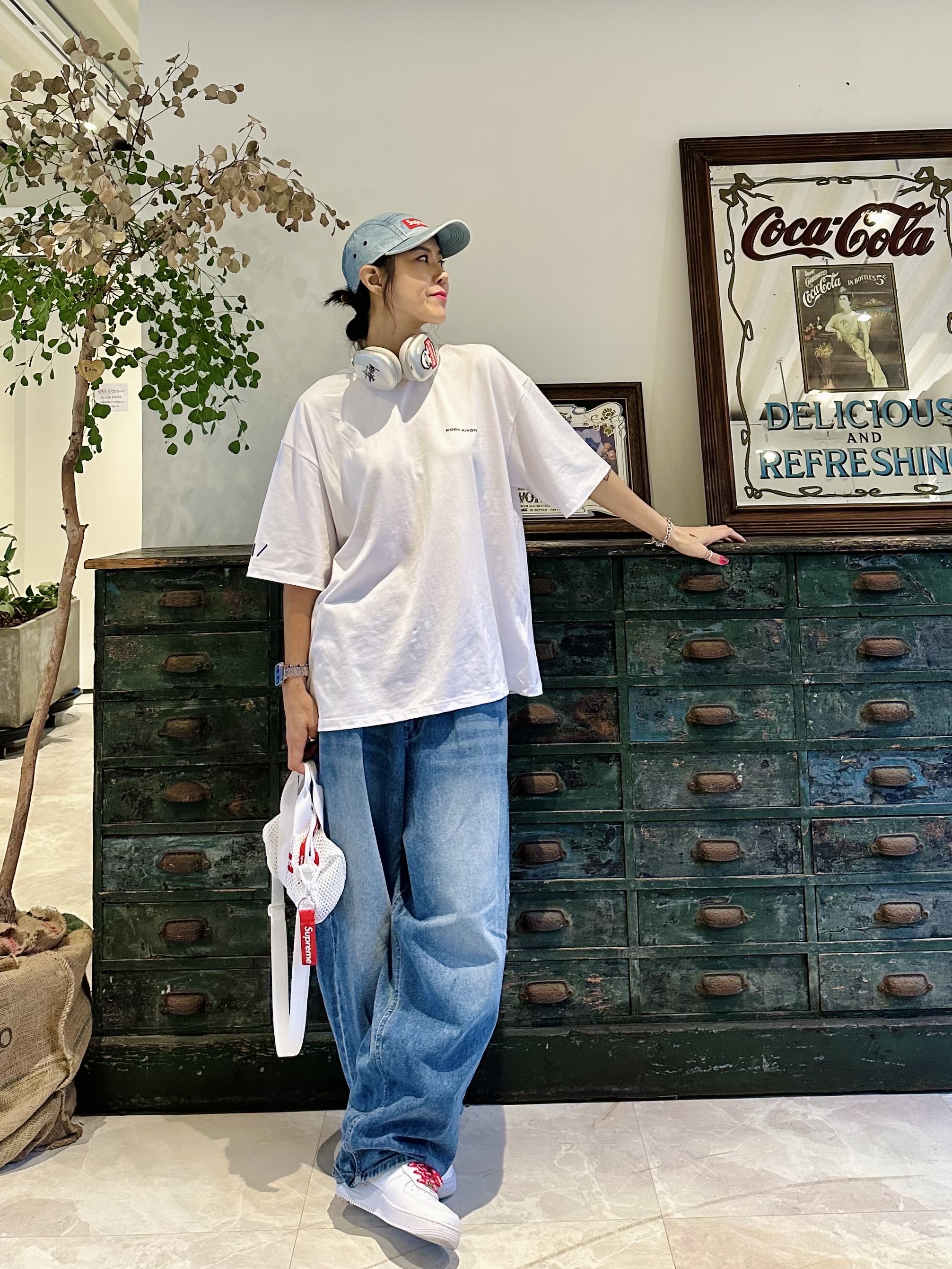 Supreme Mesh Mini Duffle Bag White - 23SS, Nike x Supreme Air Force 1 Low White 착용 스타일 - 1